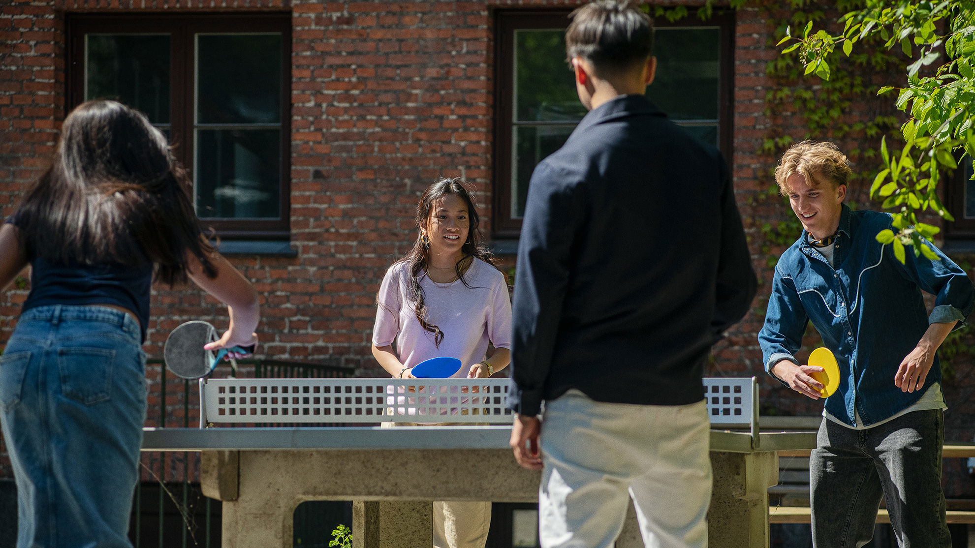 Elever fra Handelsgymnasiet JTP spiller bordtennis