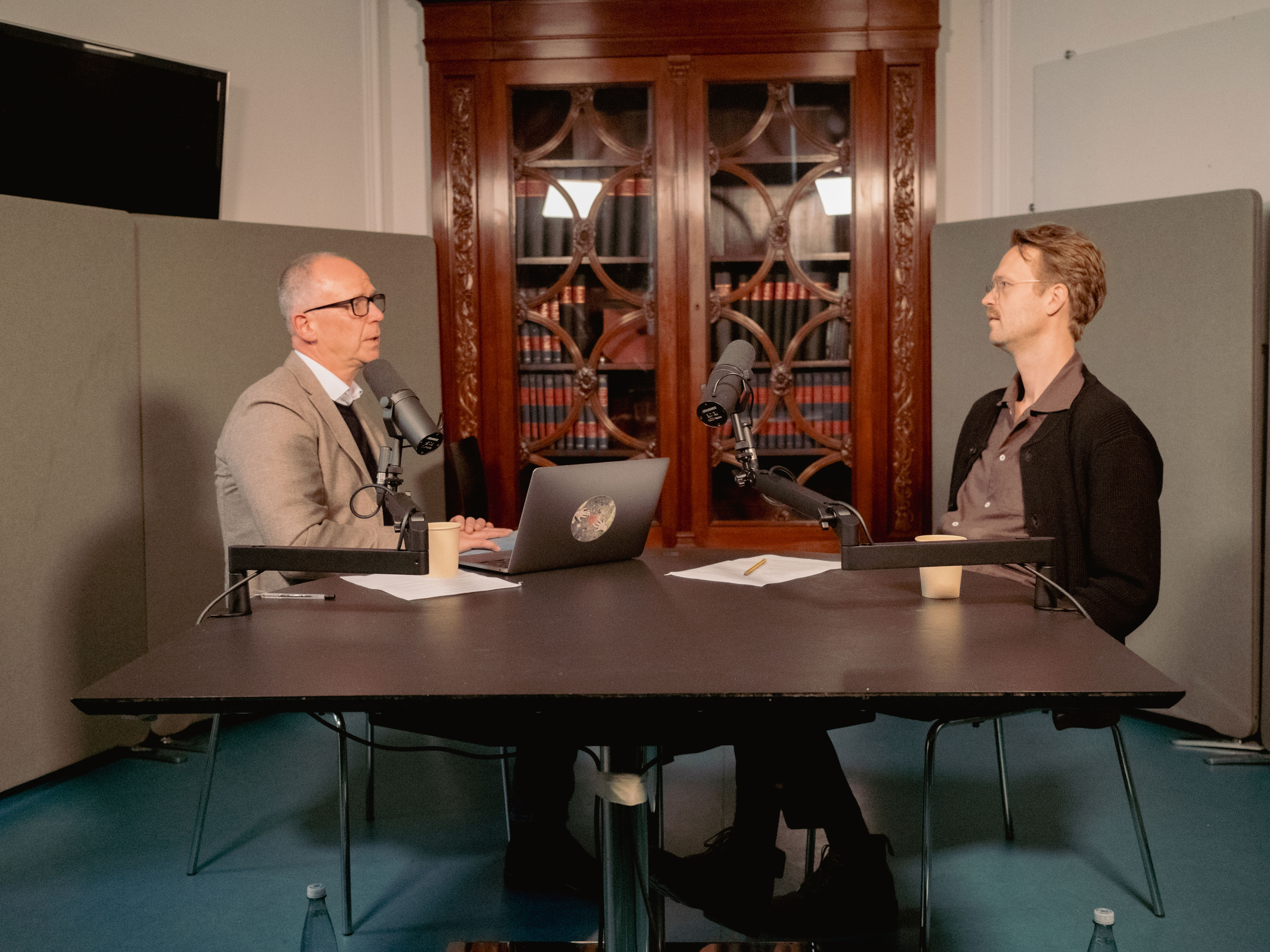 Medarbejdere igang med podcast