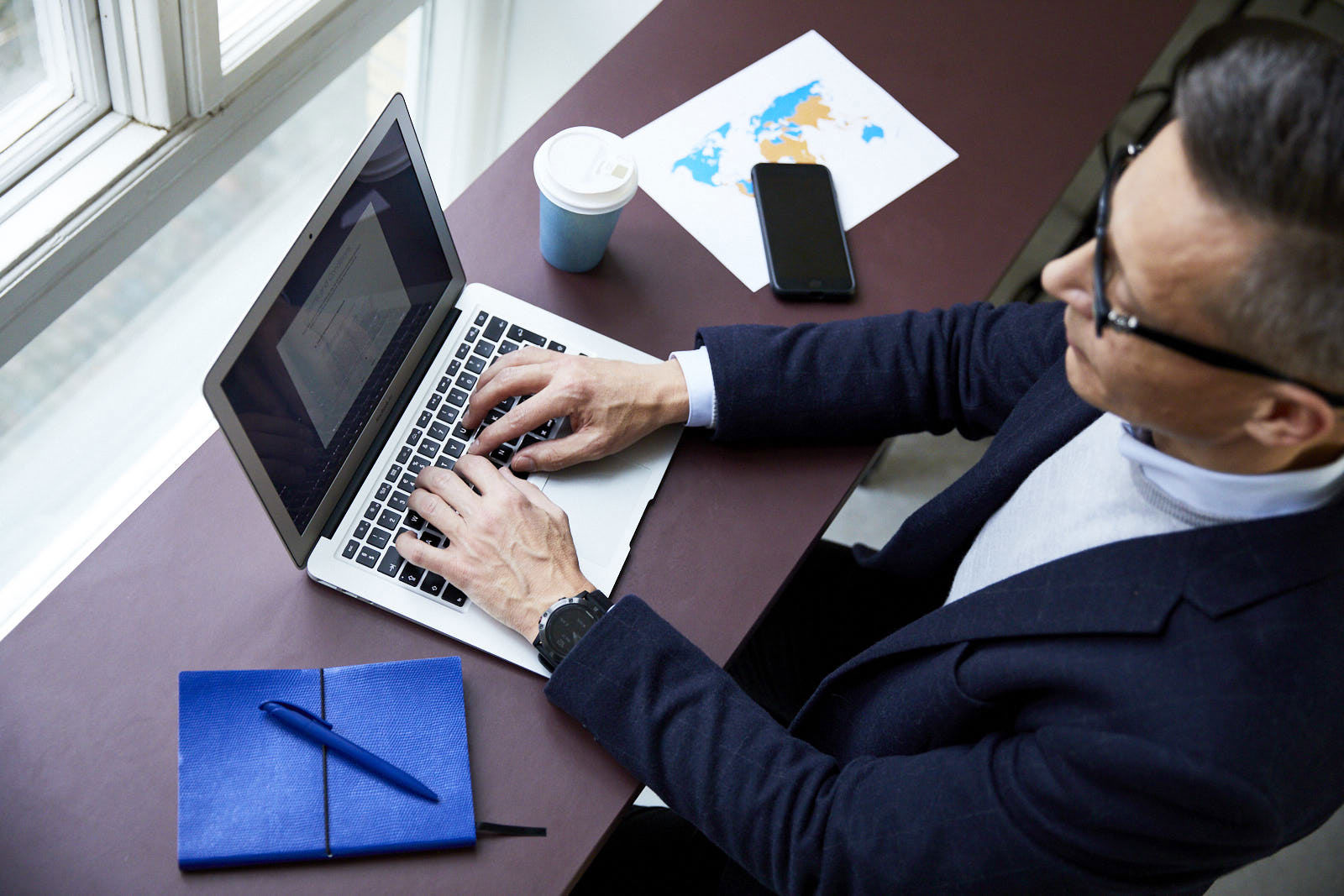 En mand der arbejder på en computer