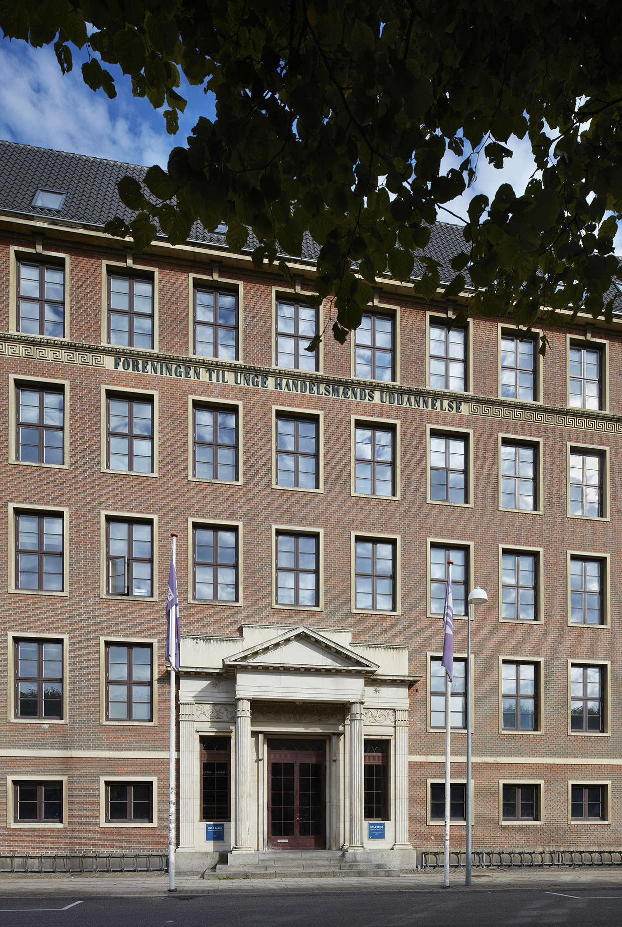 Handelsgymnasiet JTP's facade