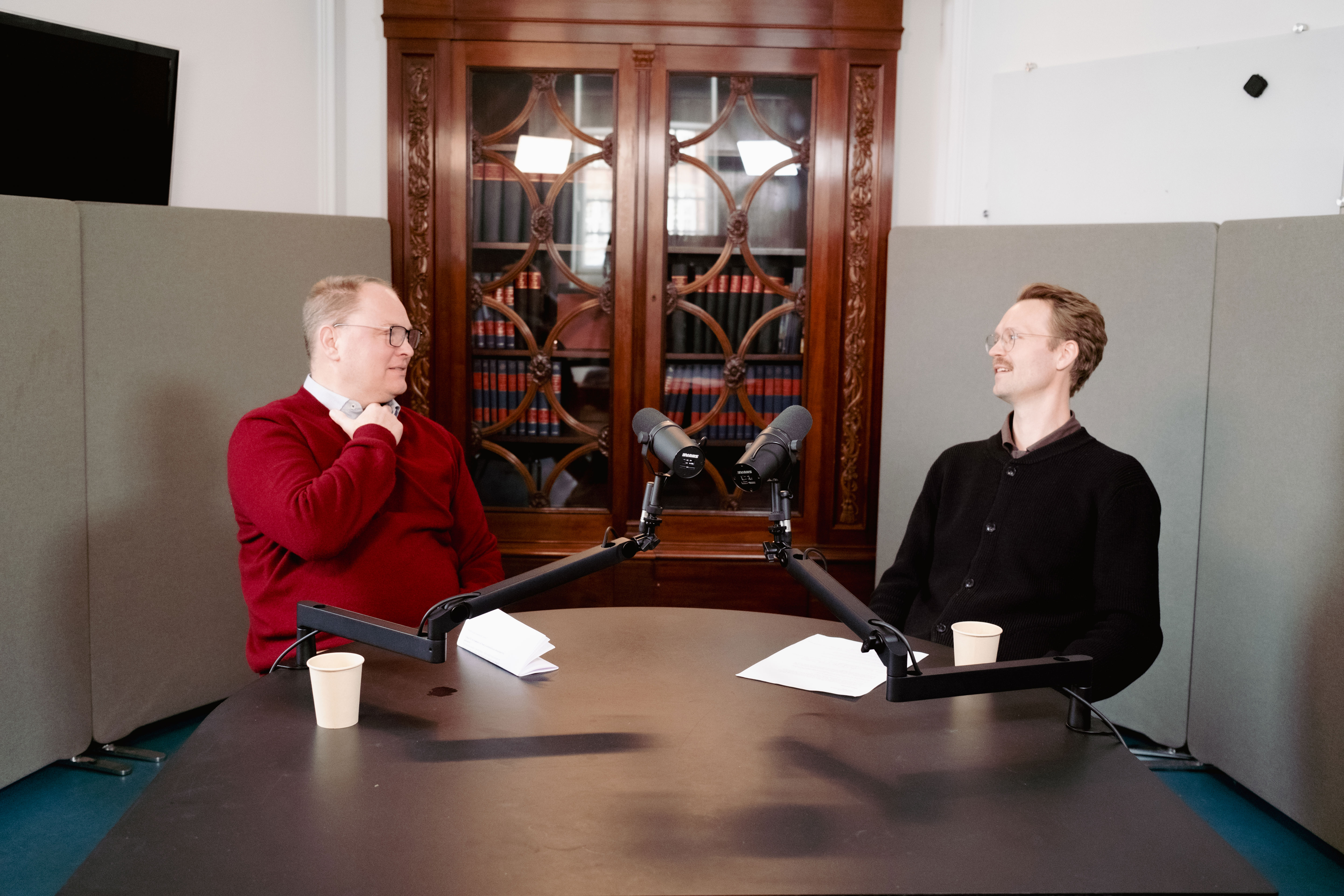 Medarbejdere igang med podcast