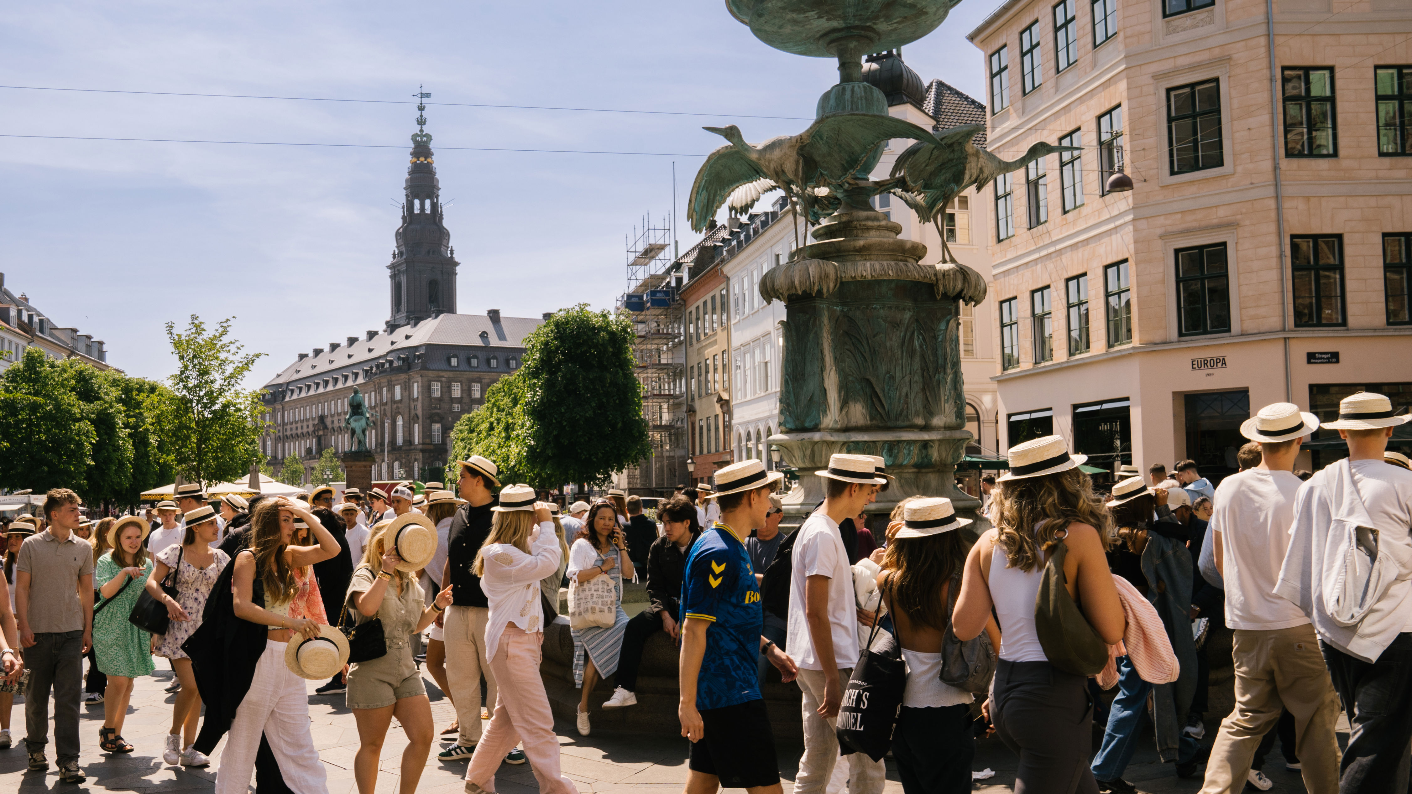 Elever til stråhattedag går rundt i København