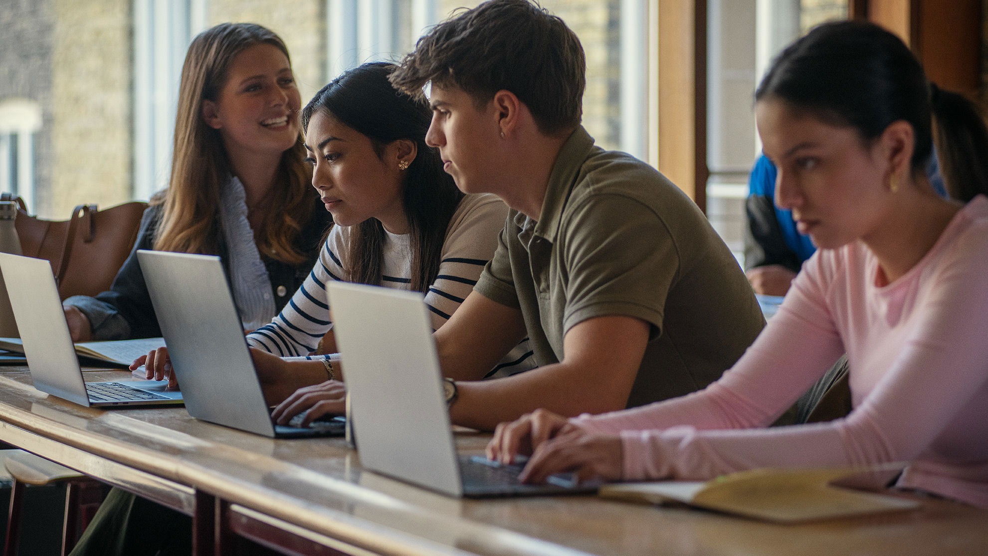 Elever fra Det Internationale Gymnasium sider og har en samtale