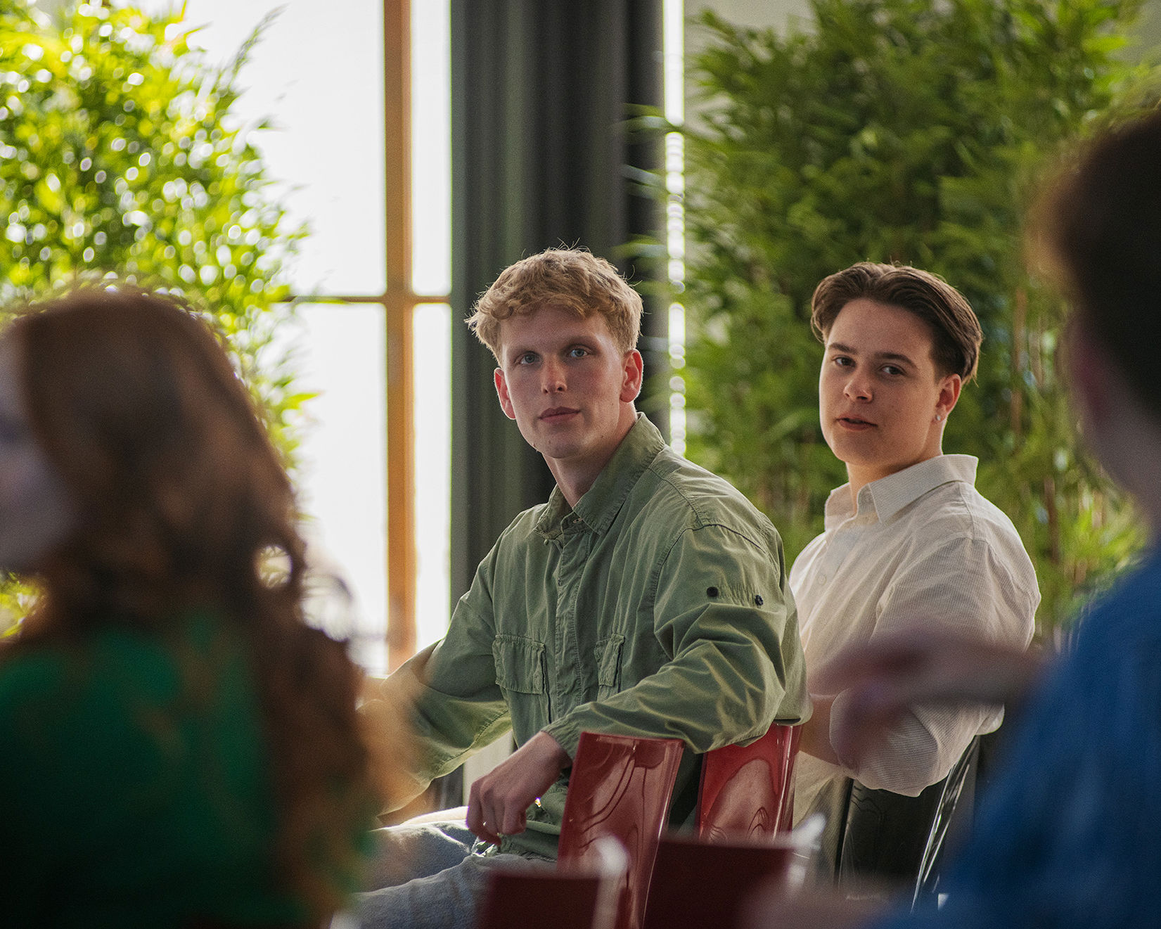 Elever fra Innovationsgymnasiet sider og har en samtale