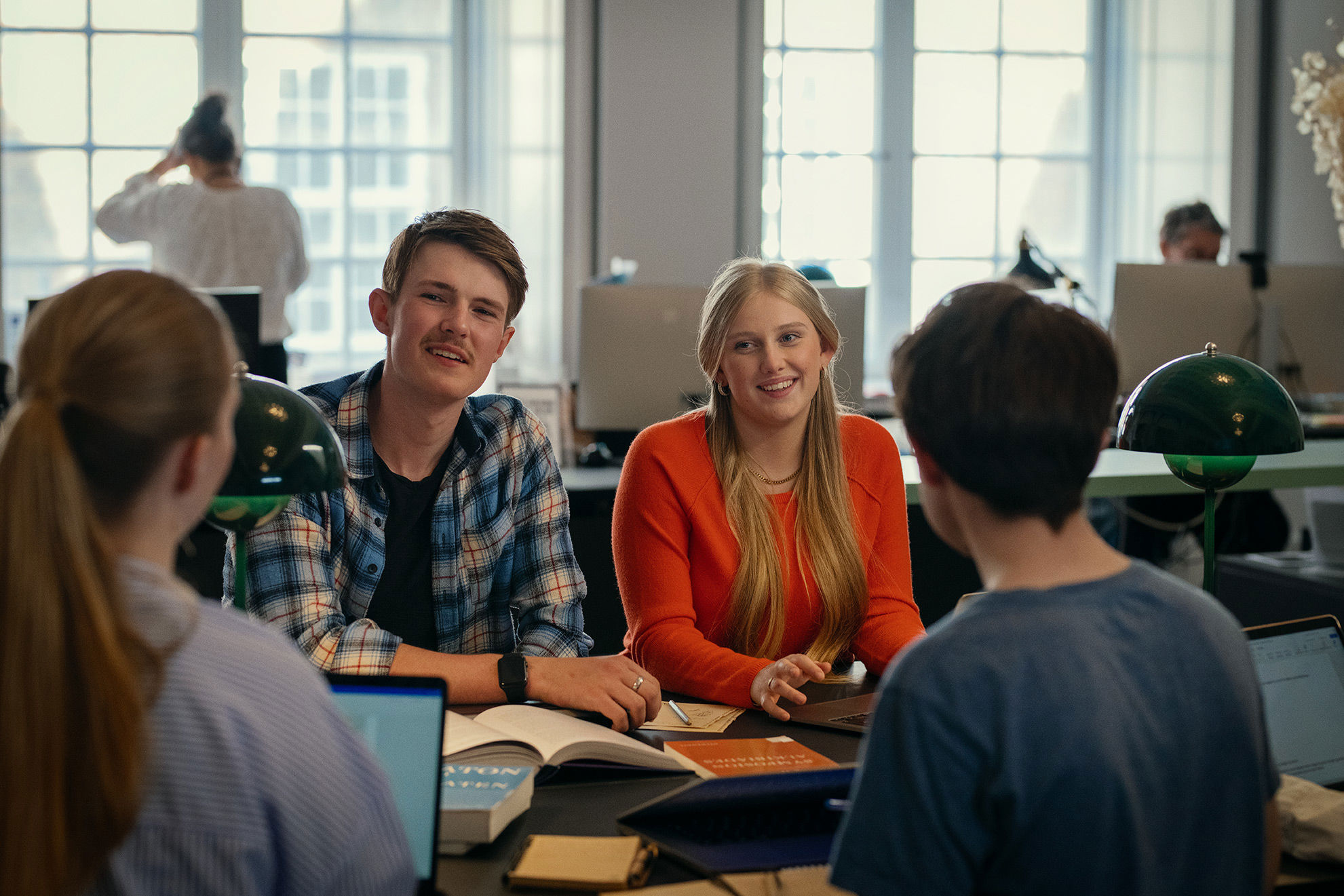Elever fra Jesper Buchs Iværksætterakademi har en samtale