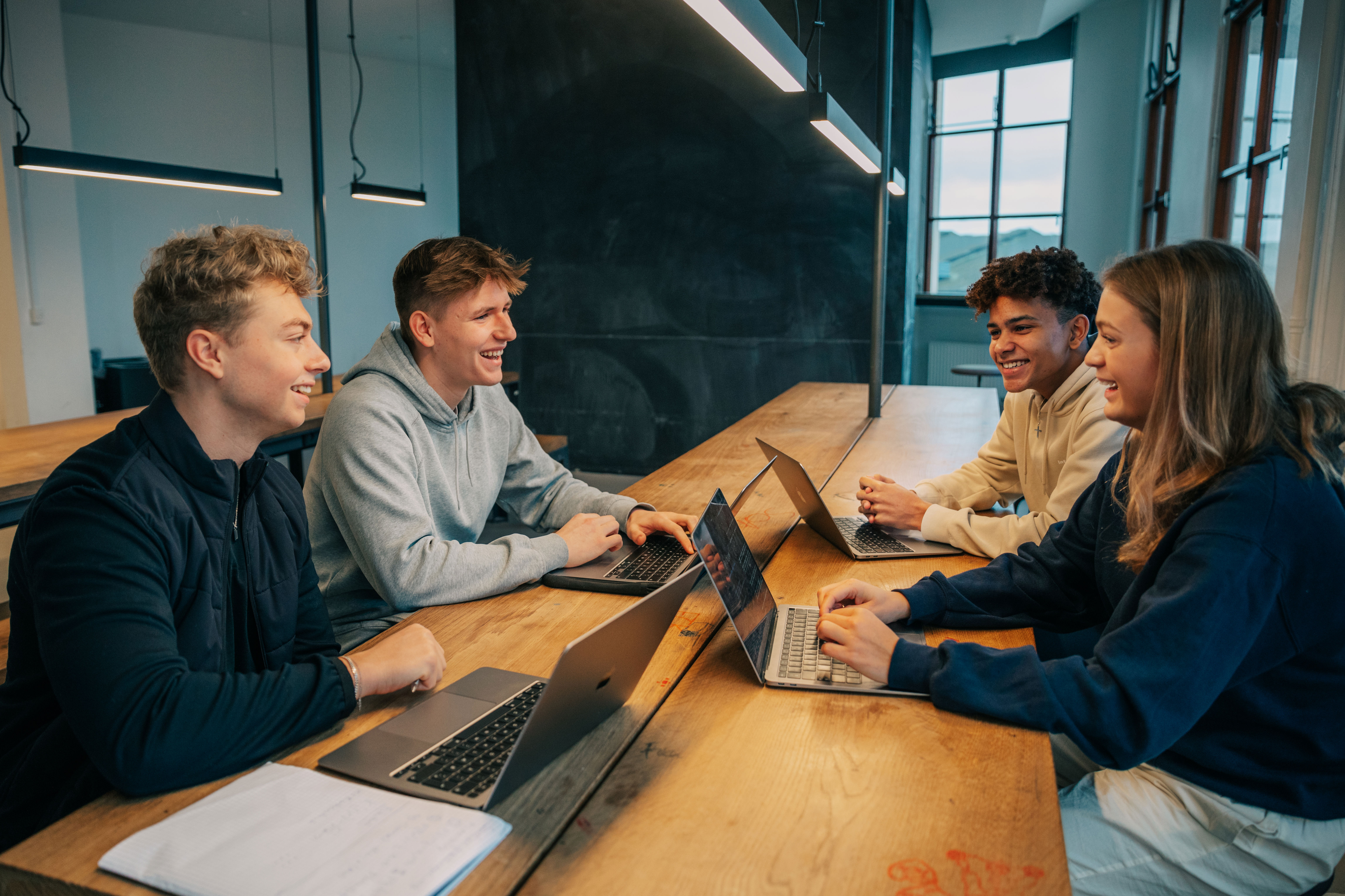 Elever sidder og arbejder på computere