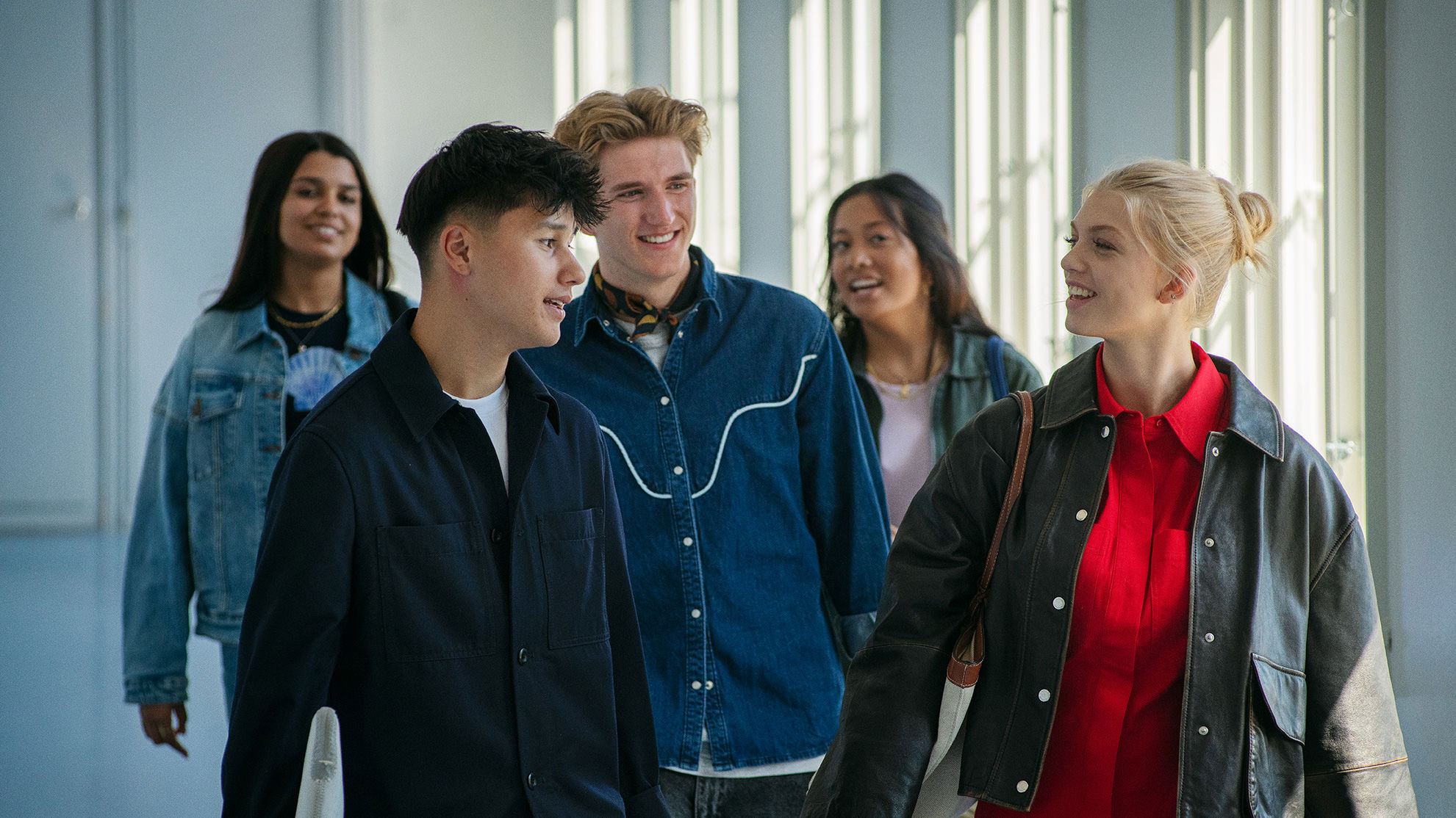 Elever fra Handelsgymnasiet JTP har en samtale