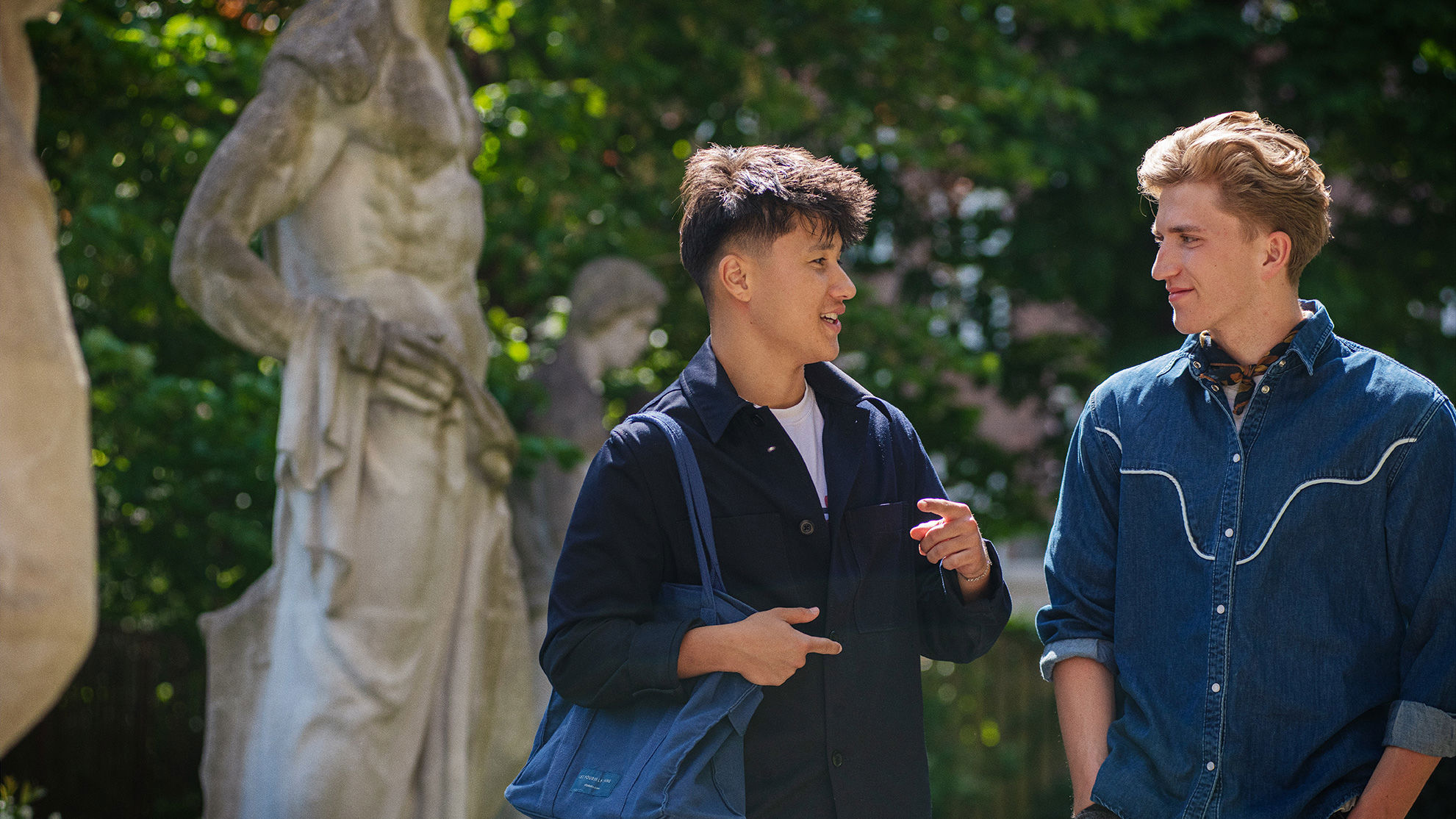 Elever fra Handelsgymnasiet JTP har en samtale