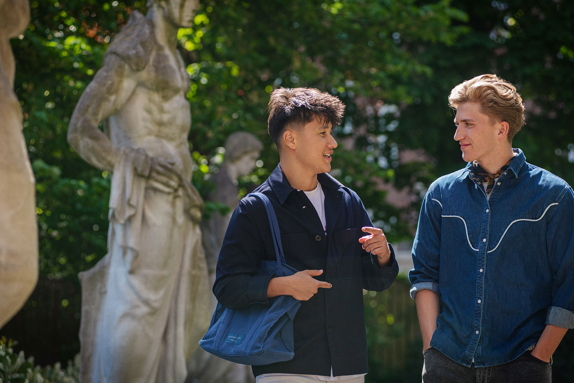 Elever fra Handelsgymnasiet JTP har en samtale