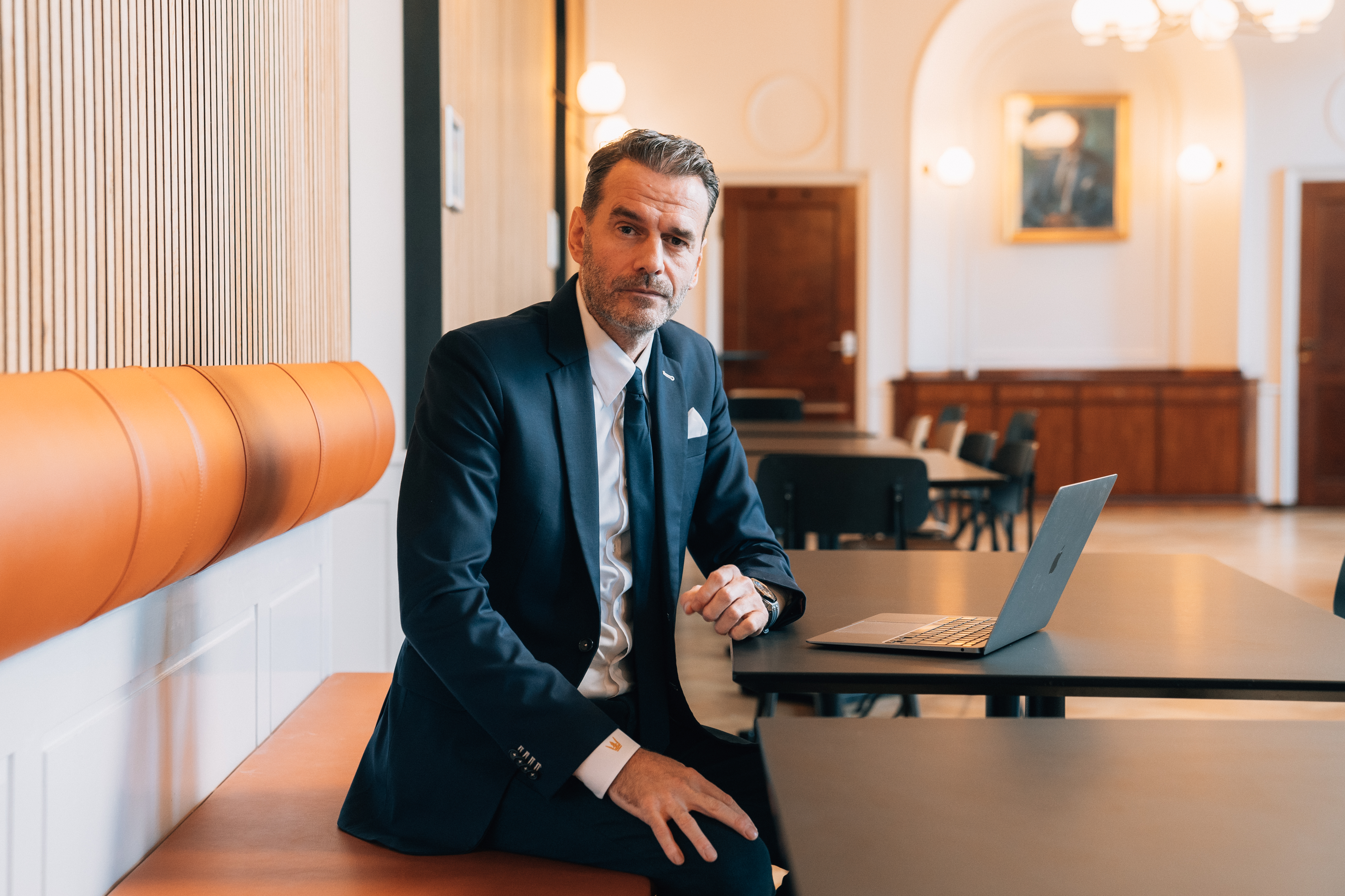 Jesper Buch sider med en computer