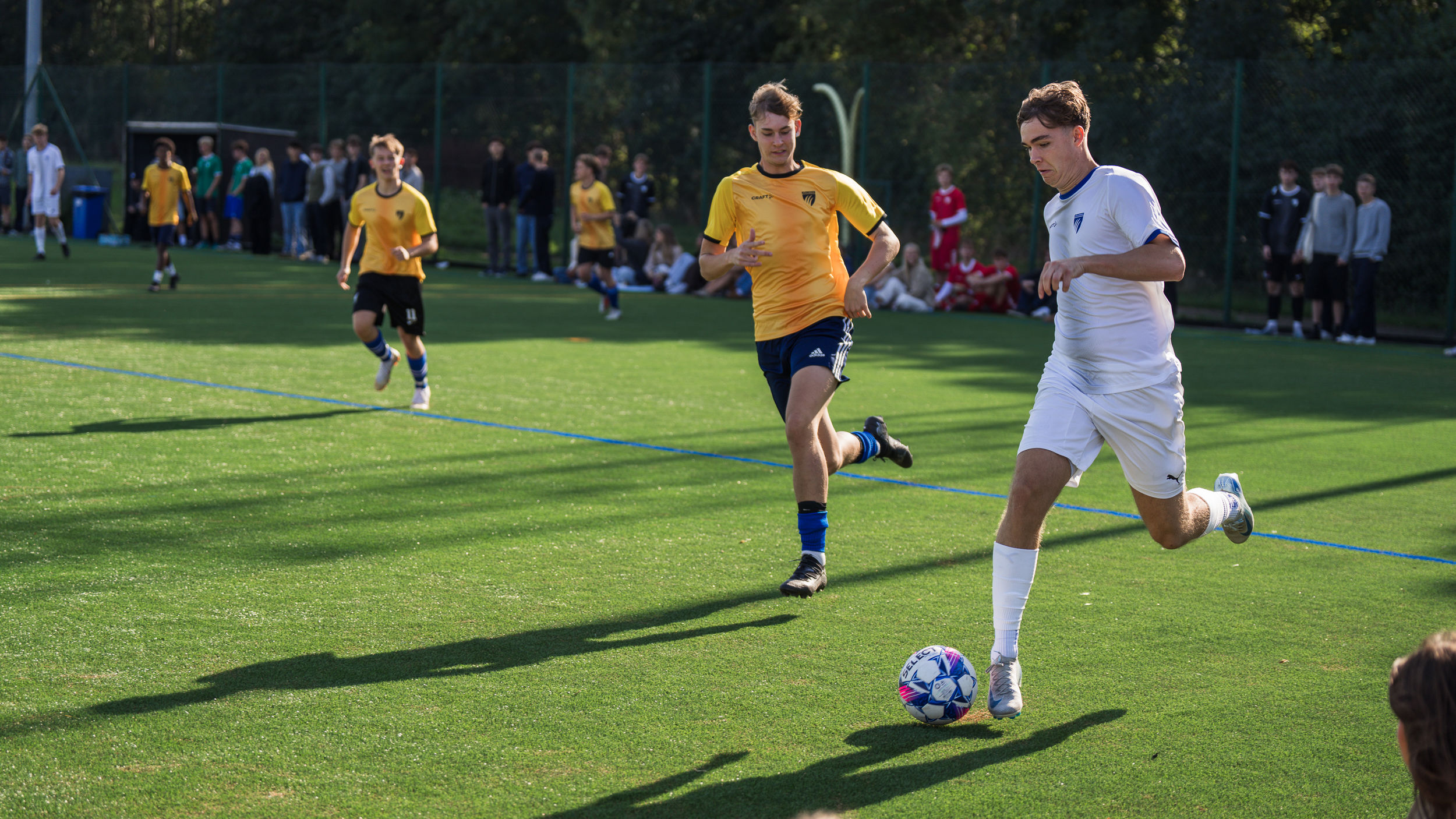 Elever spiller fodbold til Niels Brock Cup