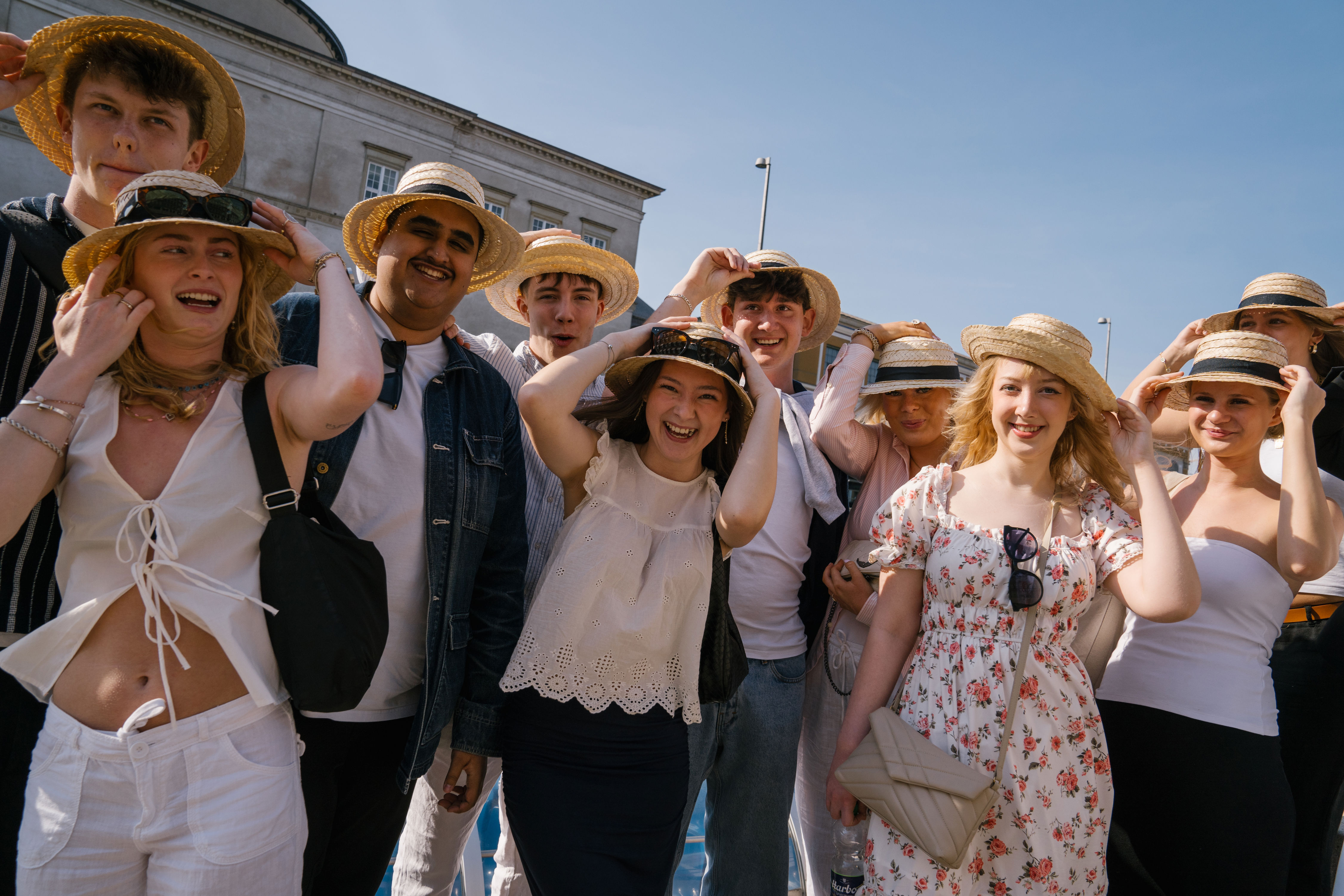 Elever står med stråhatte på til stråhattedag