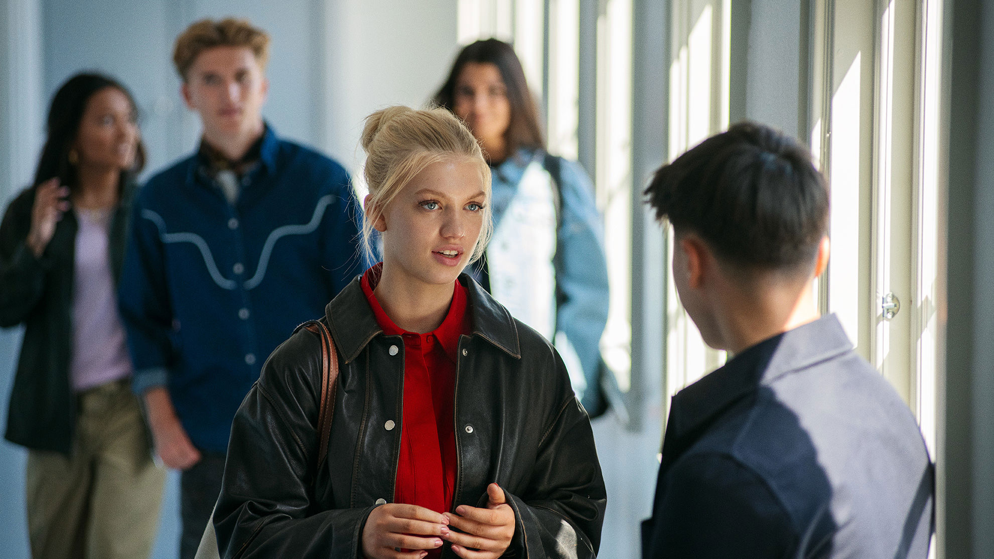 Elever fra Handelsgymnasiet JTP har en samtale