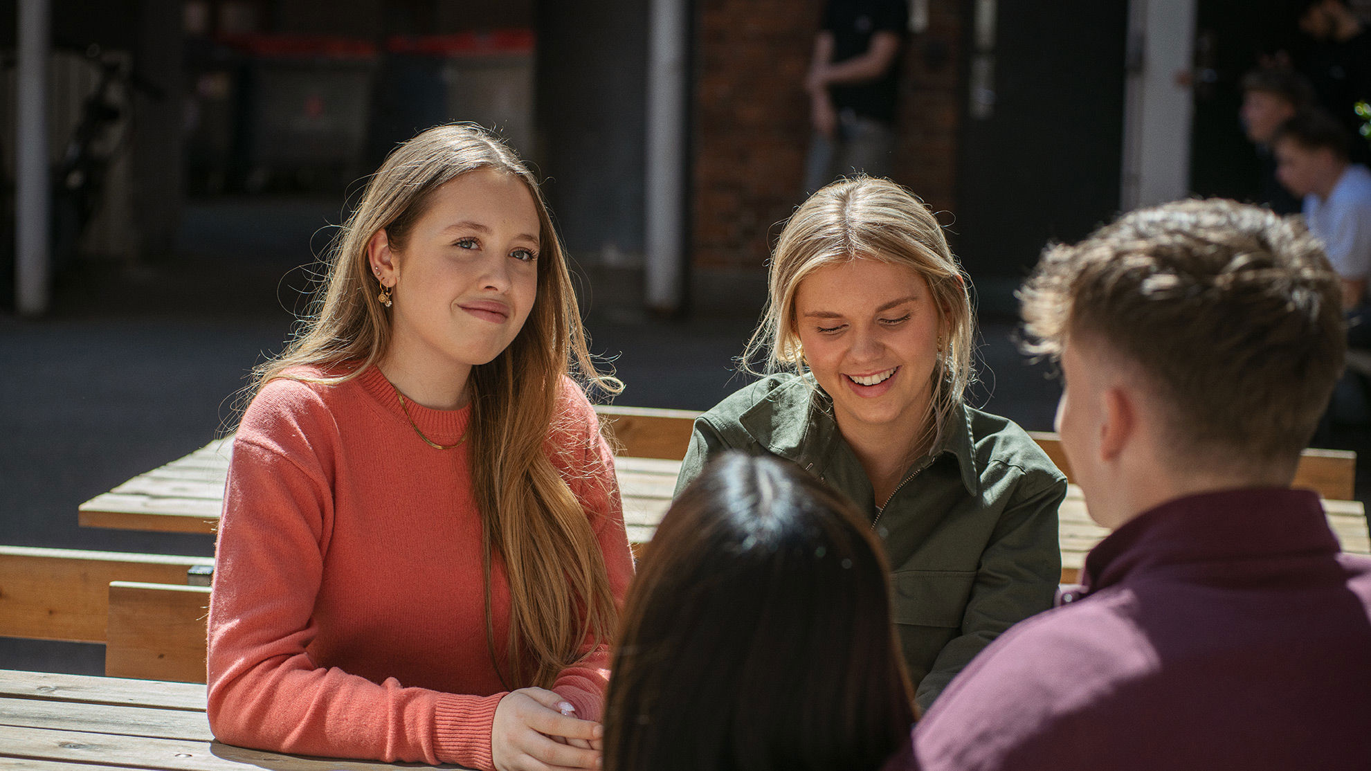 Elever fra Handelsgymnasiet NVG har en samtale