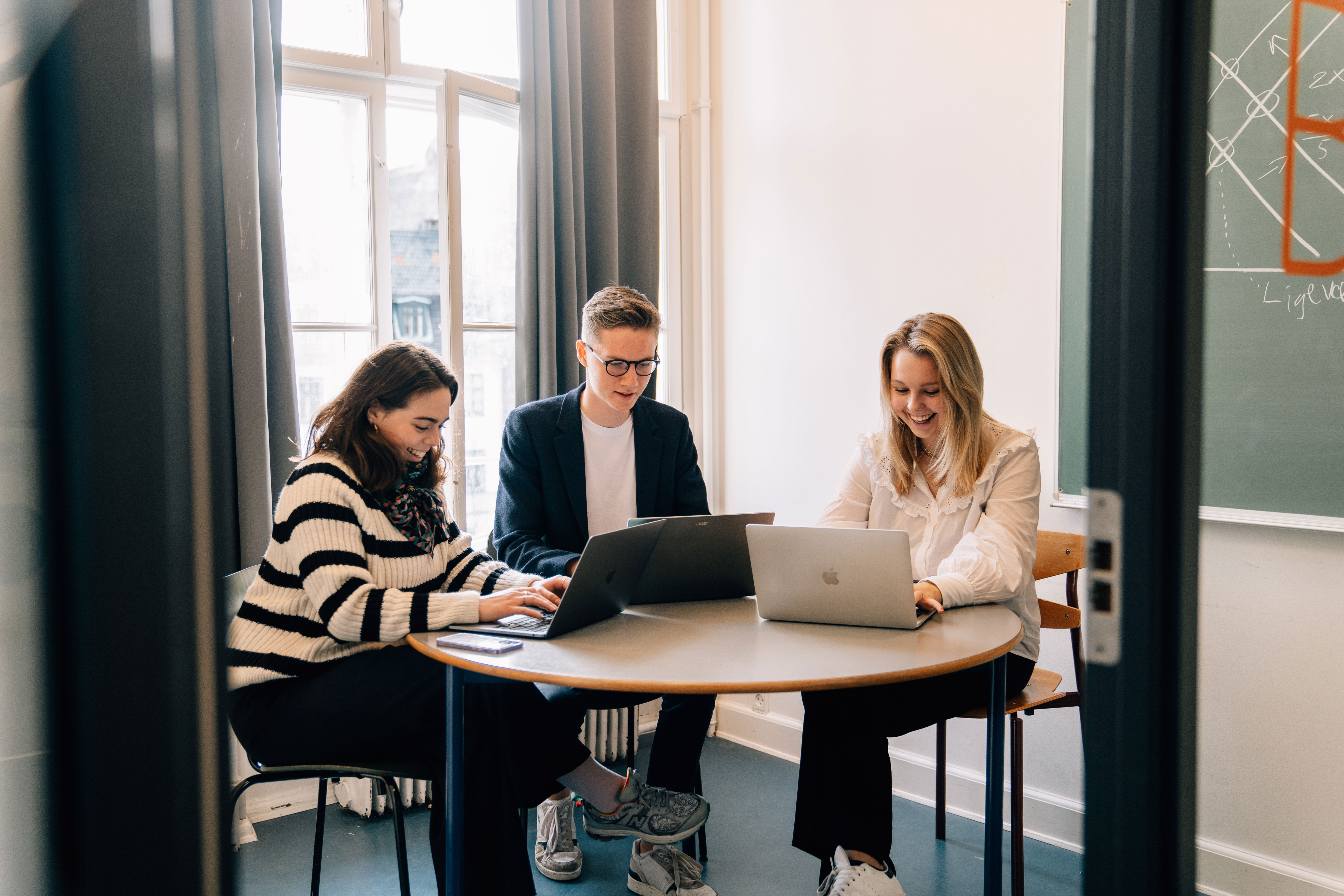 Elever der arbejder på deres computere