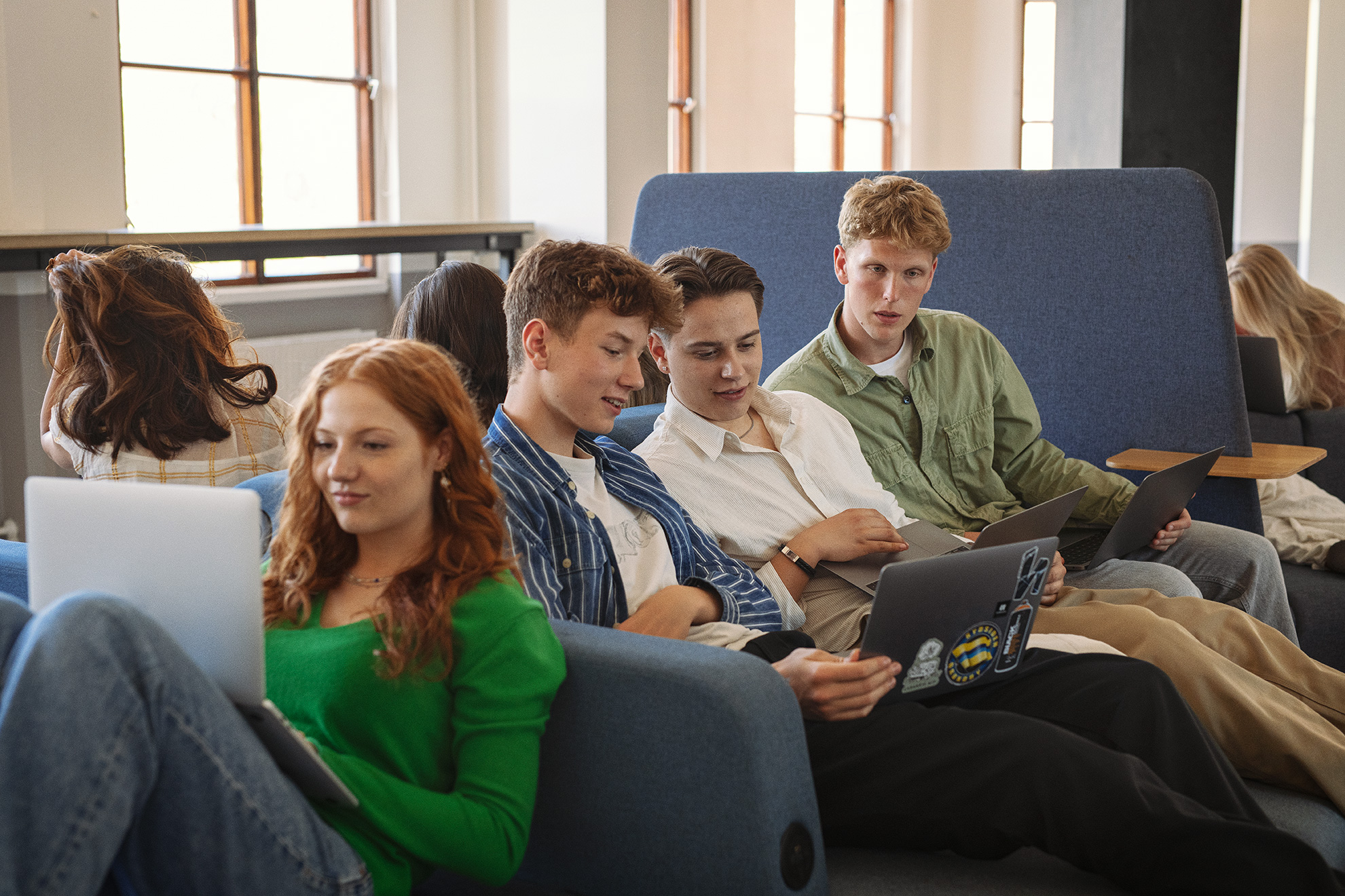 Elever fra Innovationsgymnasiet har en samtale