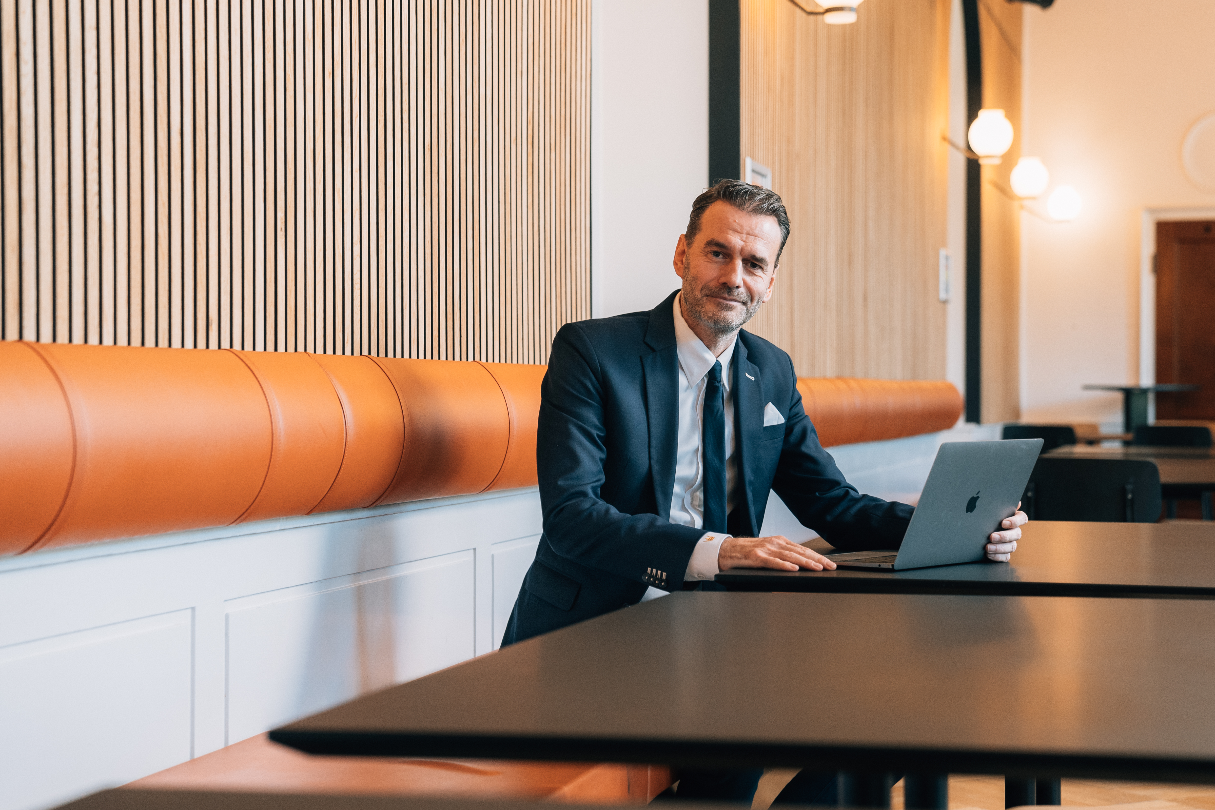 Jesper Buch med sider med en computer