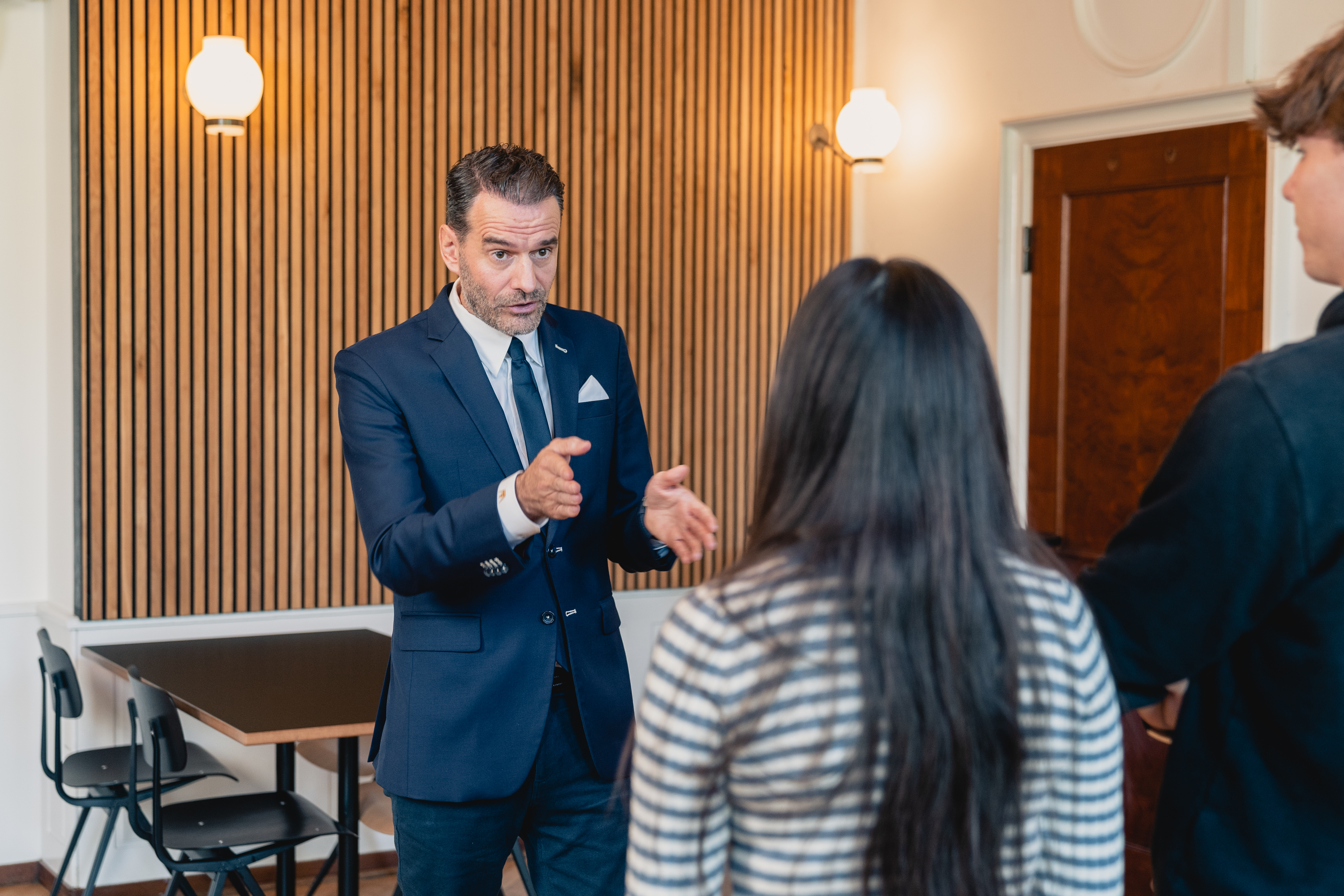 Elever fra Jesper Buchs Iværksætterakademi og Jesper Buch har en samtale