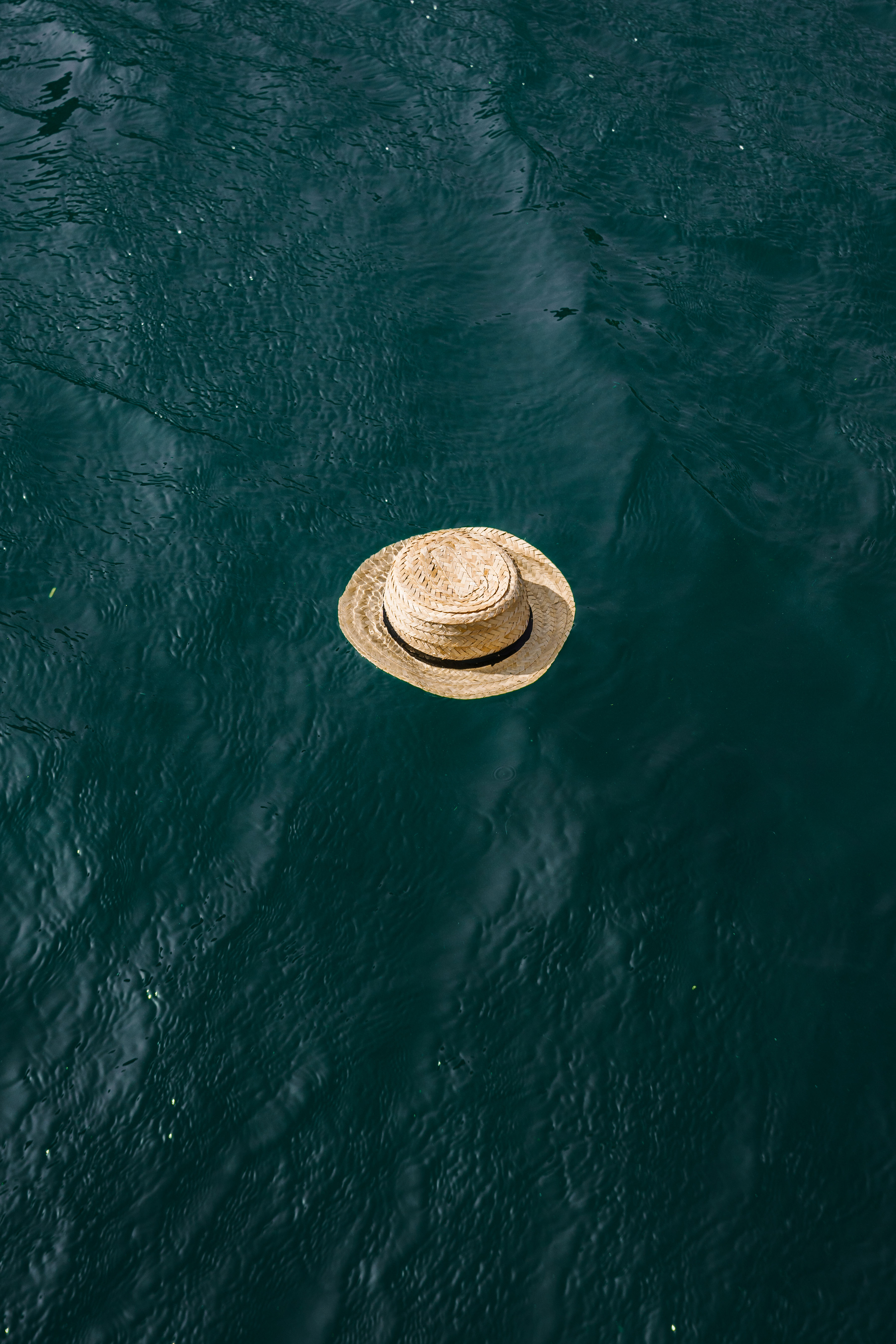 Stråhat flyder på vand