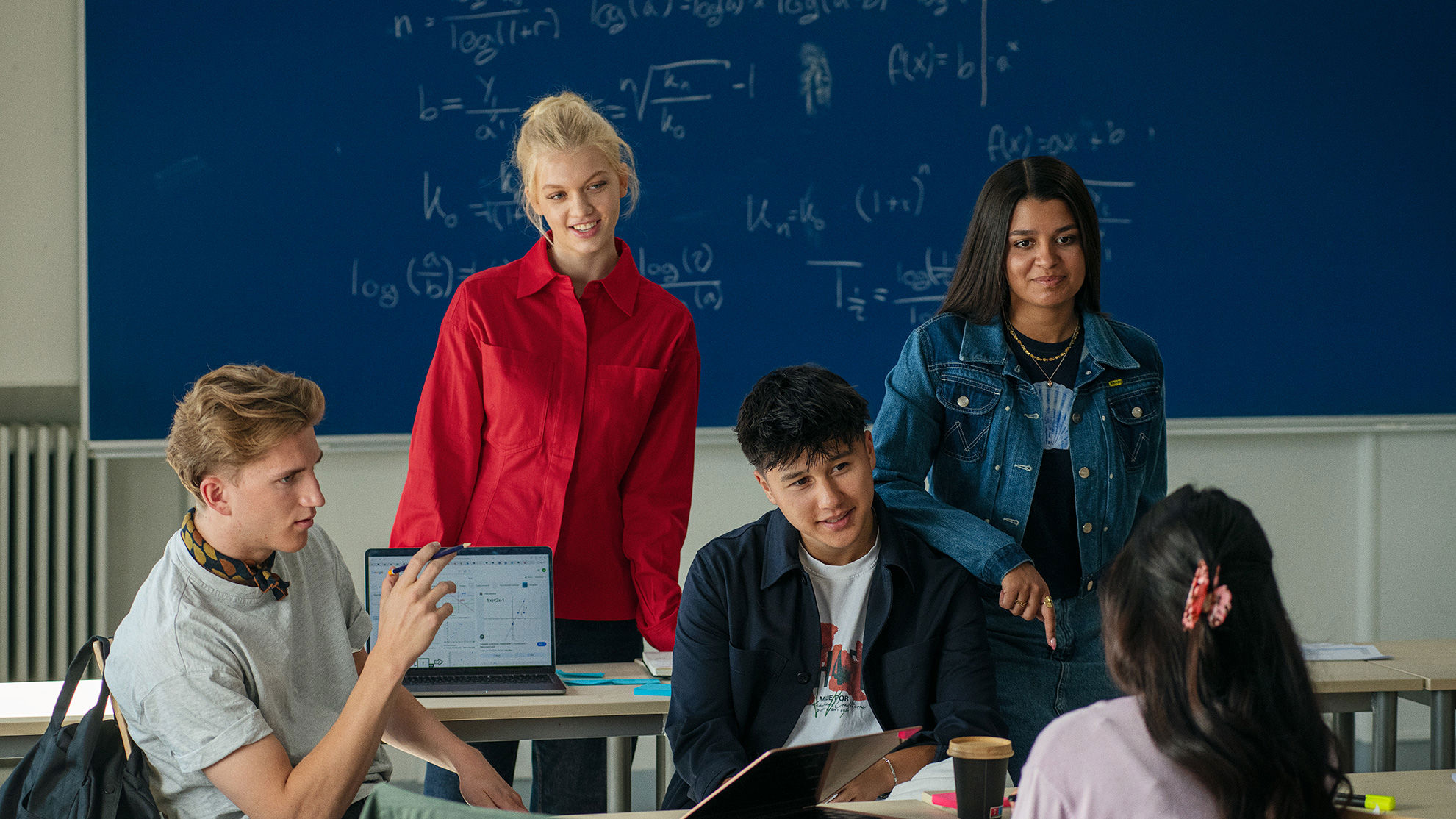 Elever fra Handelsgymnasiet JTP har en samtale i et klasselokale