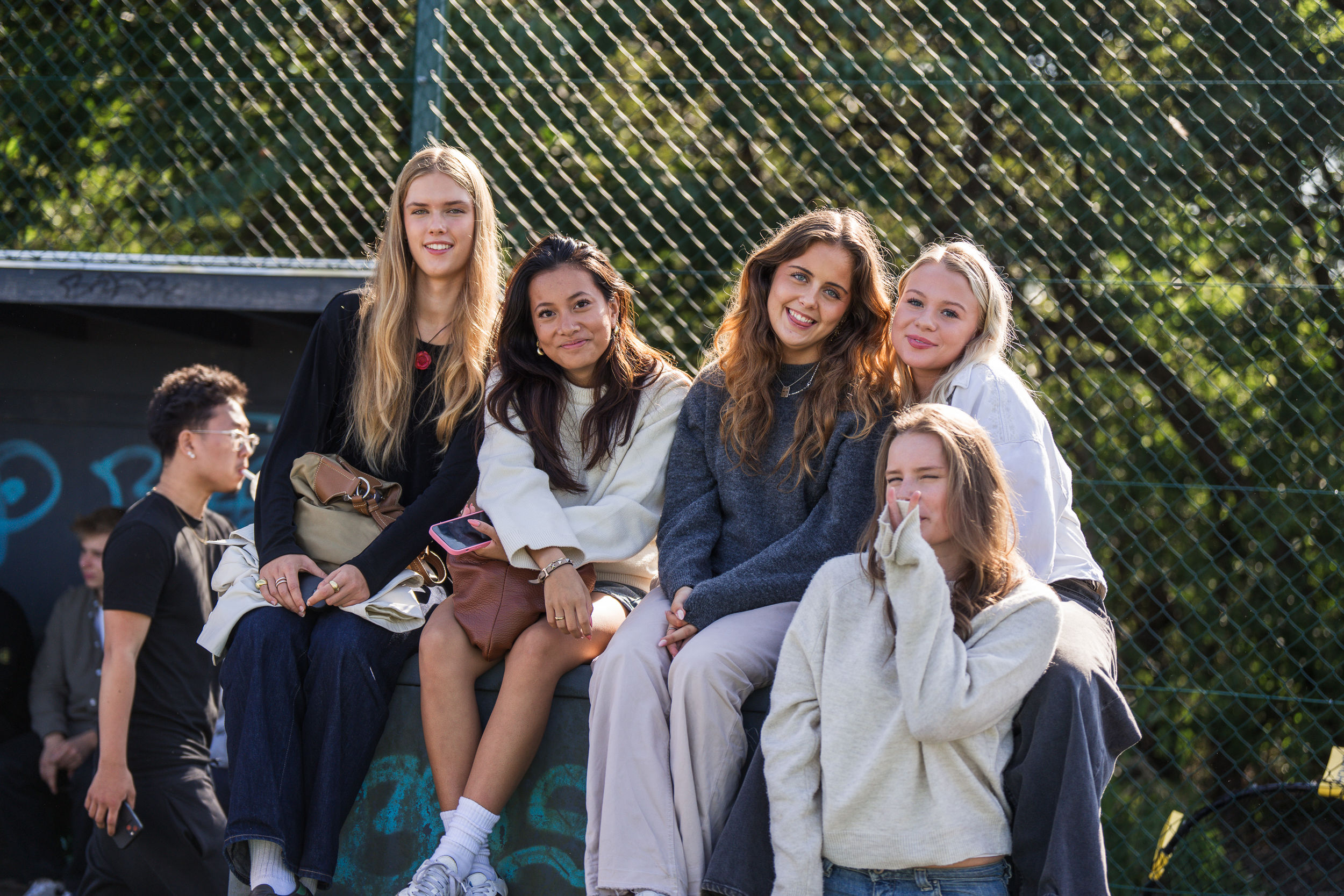 Elever står og har en samtale