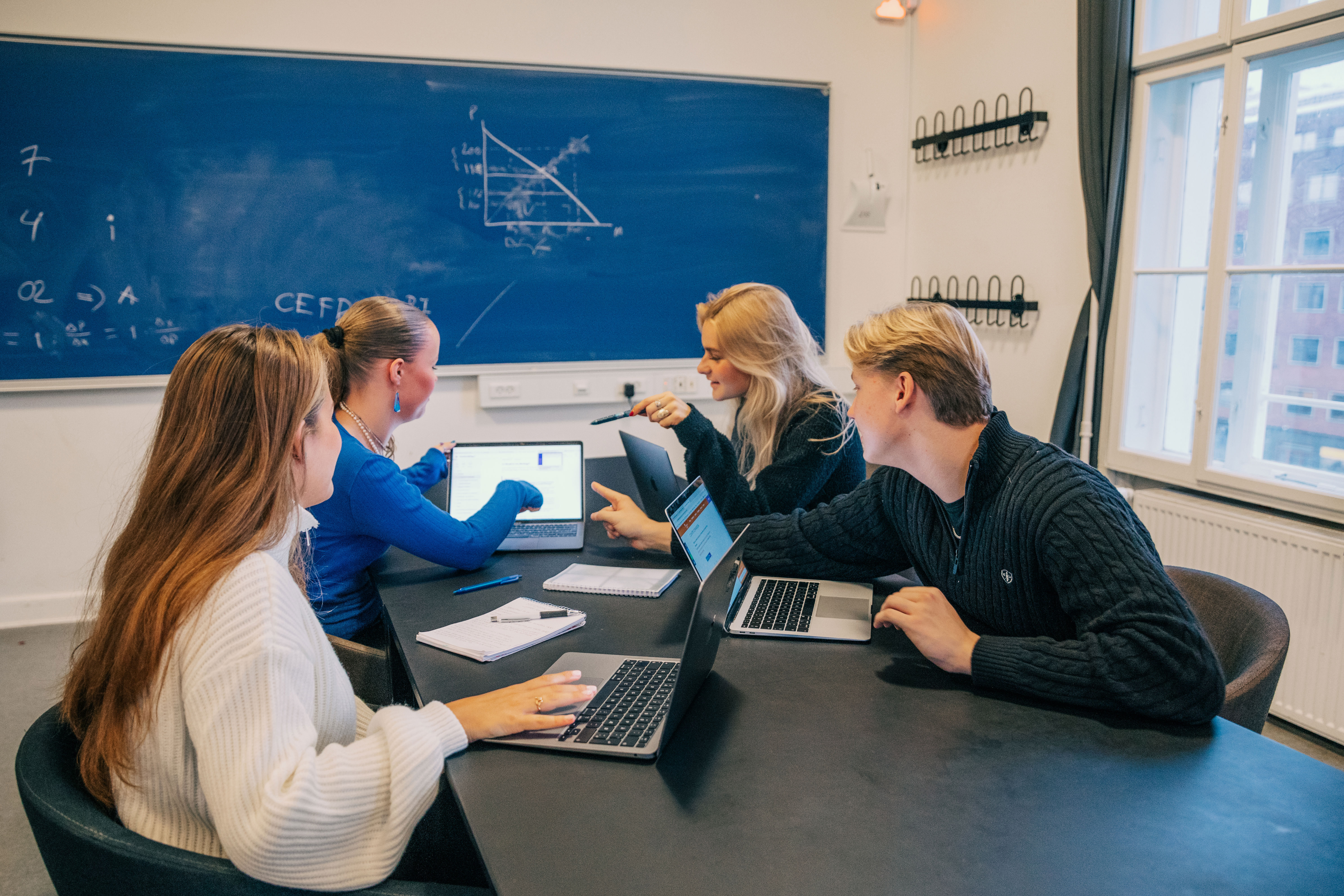 Elever der sidder og arbejder på deres computere