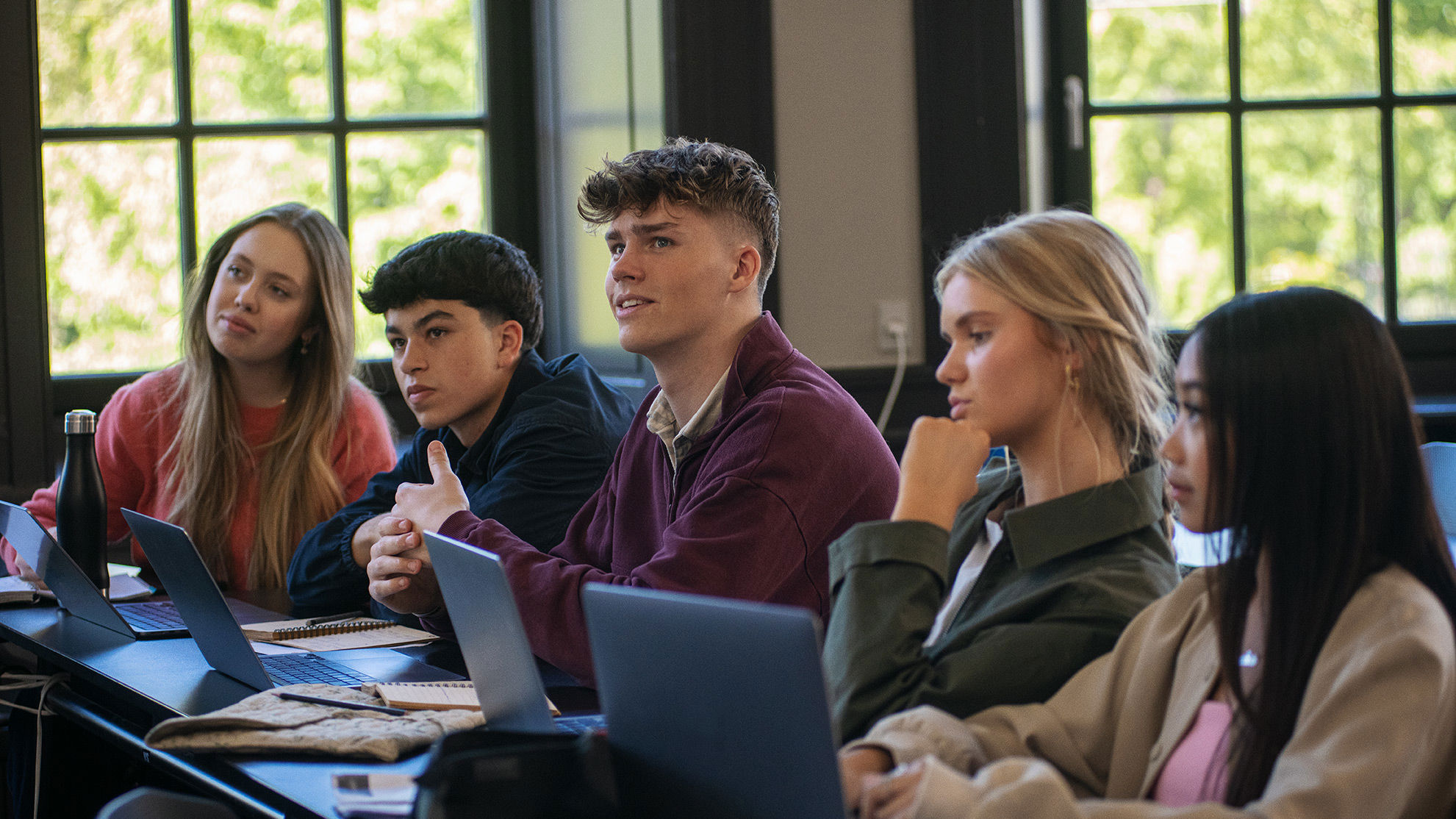 Elever fra Handelsgymnasiet NVG sider i et klasselokale