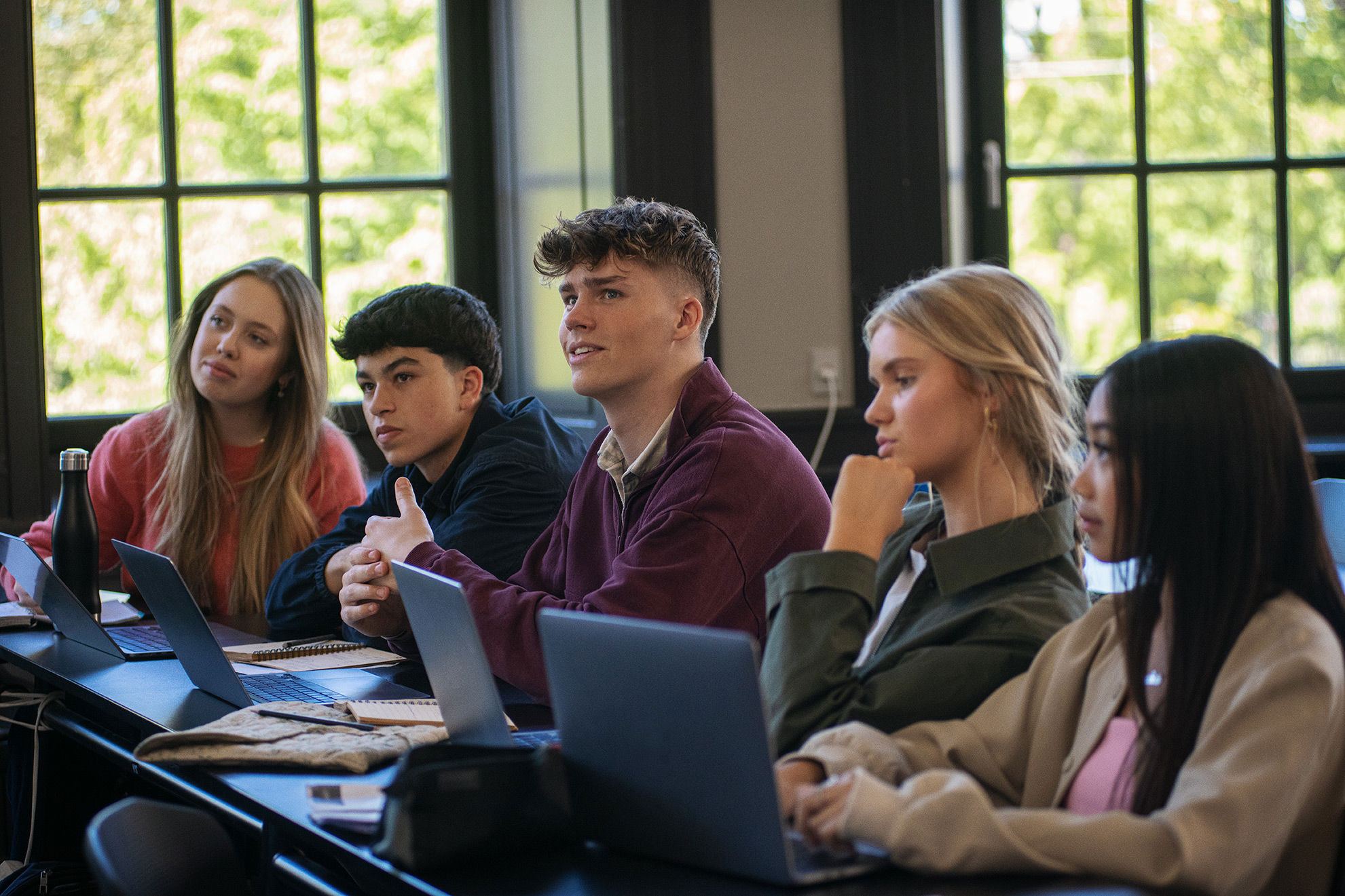 Elever fra Handelsgymnasiet NVG sider i et klasselokale