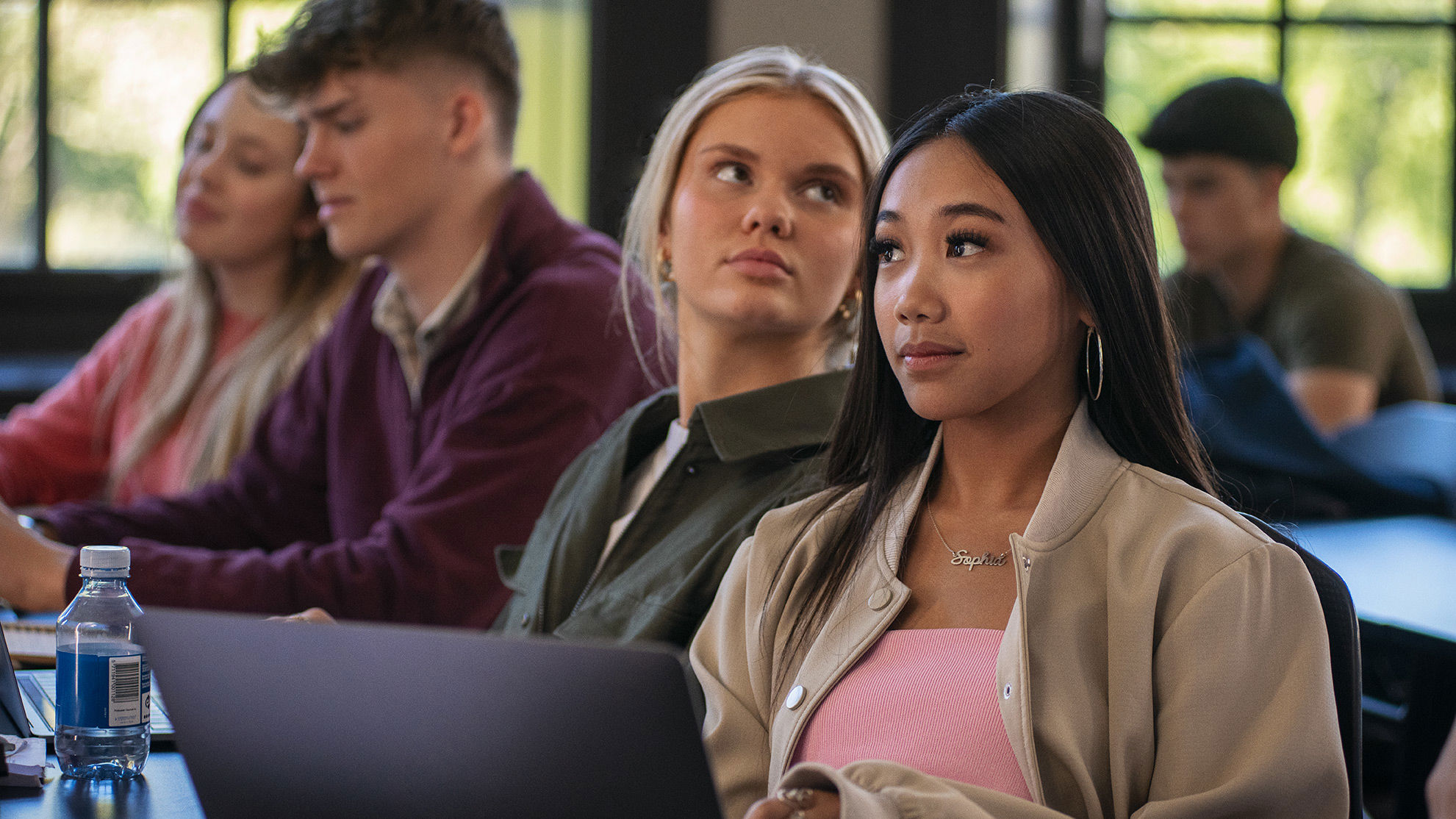 Elever fra Handelsgymnasiet NVG sider i et klasselokale