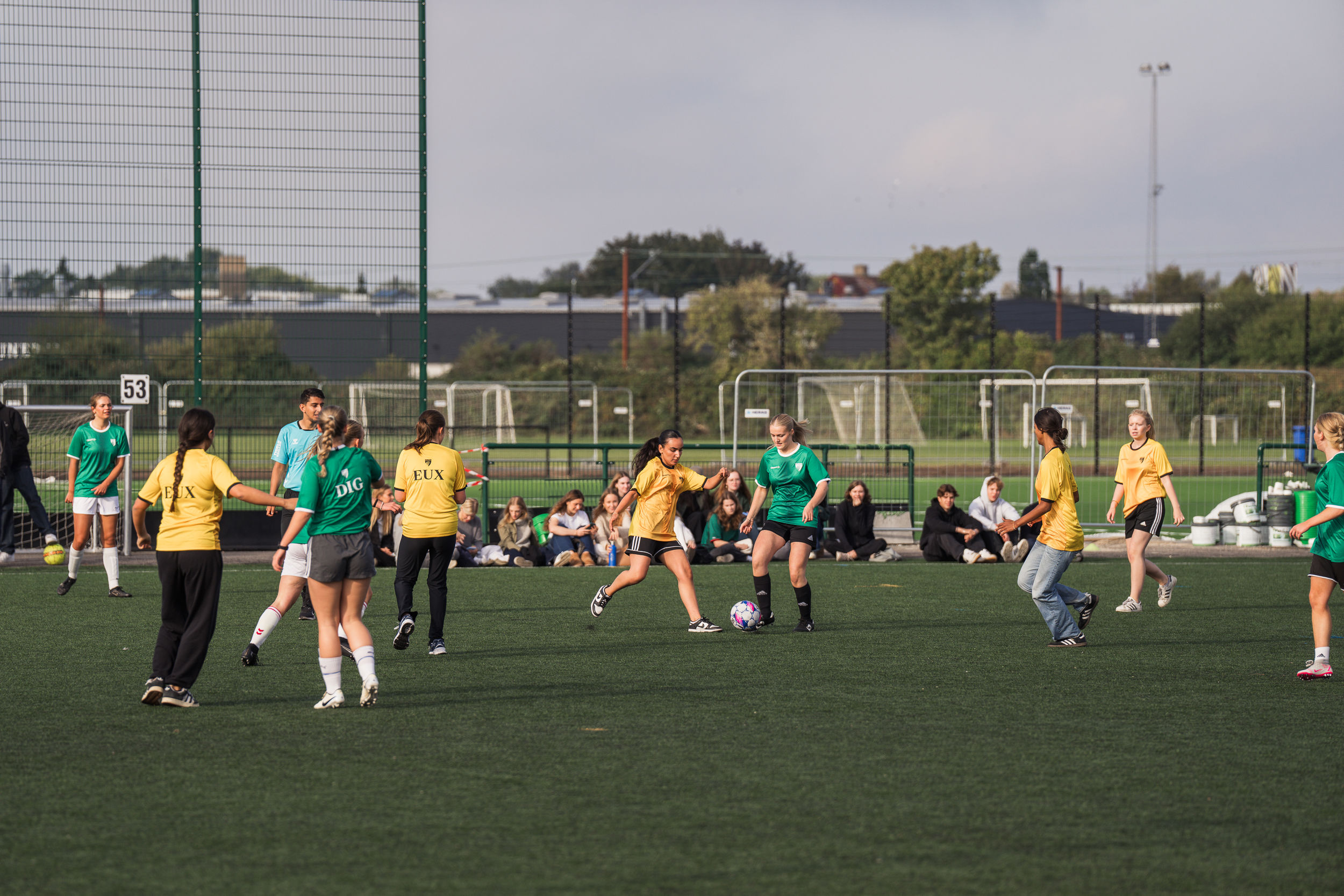 Elever fra EUX-Gymnasiet og Det Internationale Gymnasium spiller fodbold imod hindanden til Niels Brock Cup