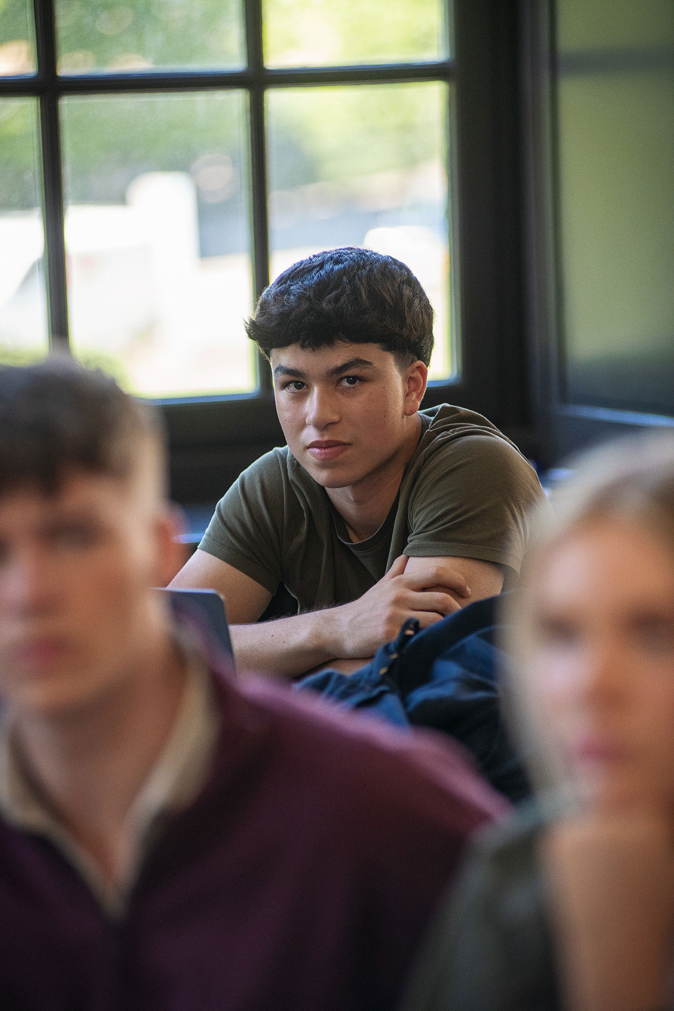 Elever fra Handelsgymnasiet NVG sider i et klasselokale