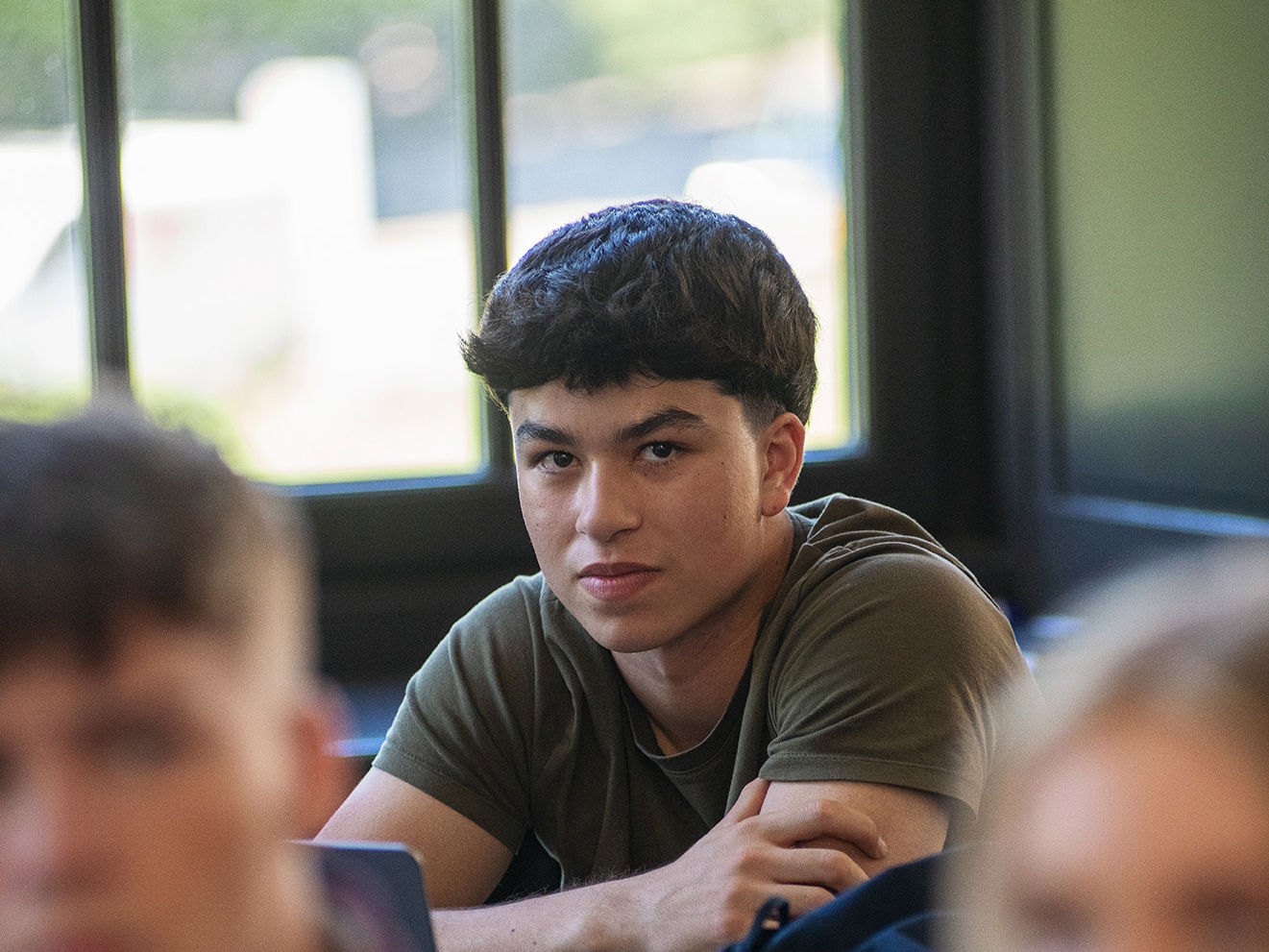 Elever fra Handelsgymnasiet NVG sider i et klasselokale