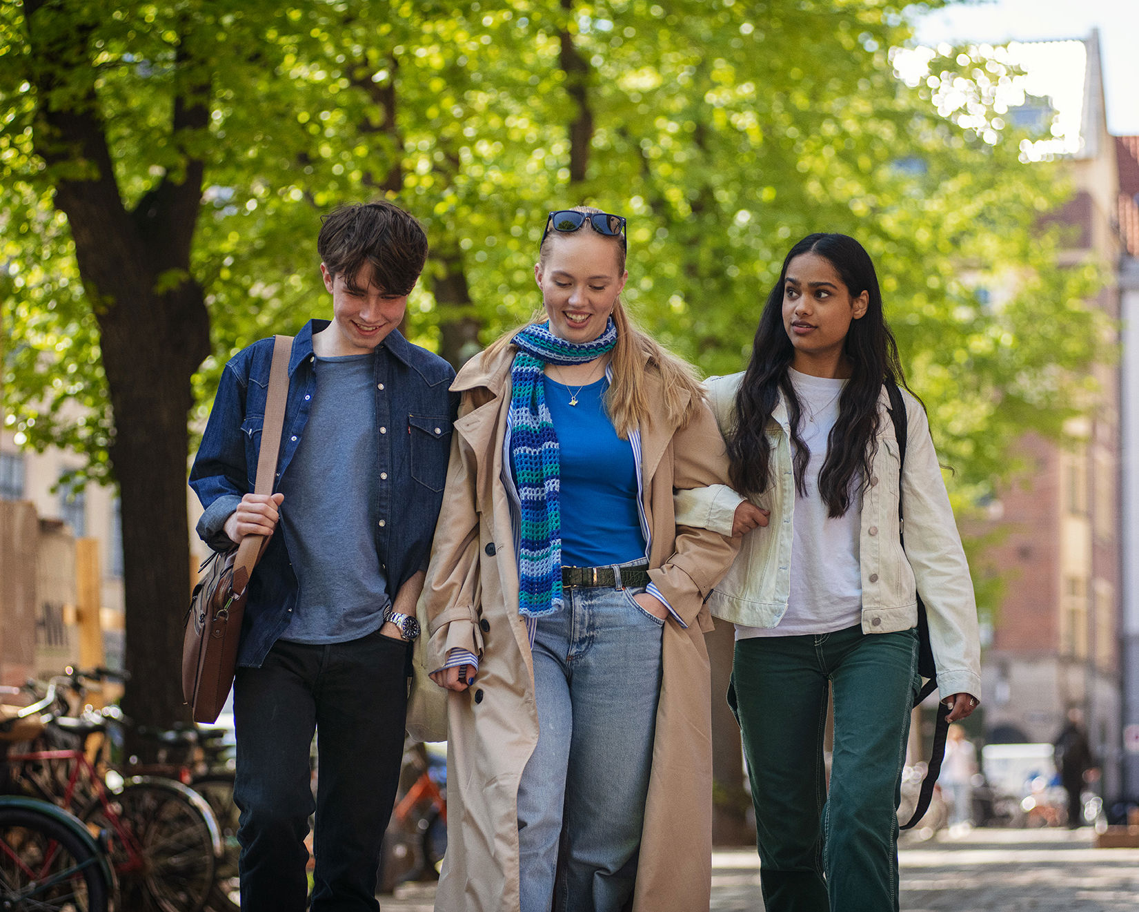 Elever fra Jesper Buchs Iværksætterakademi går og snakker sammen