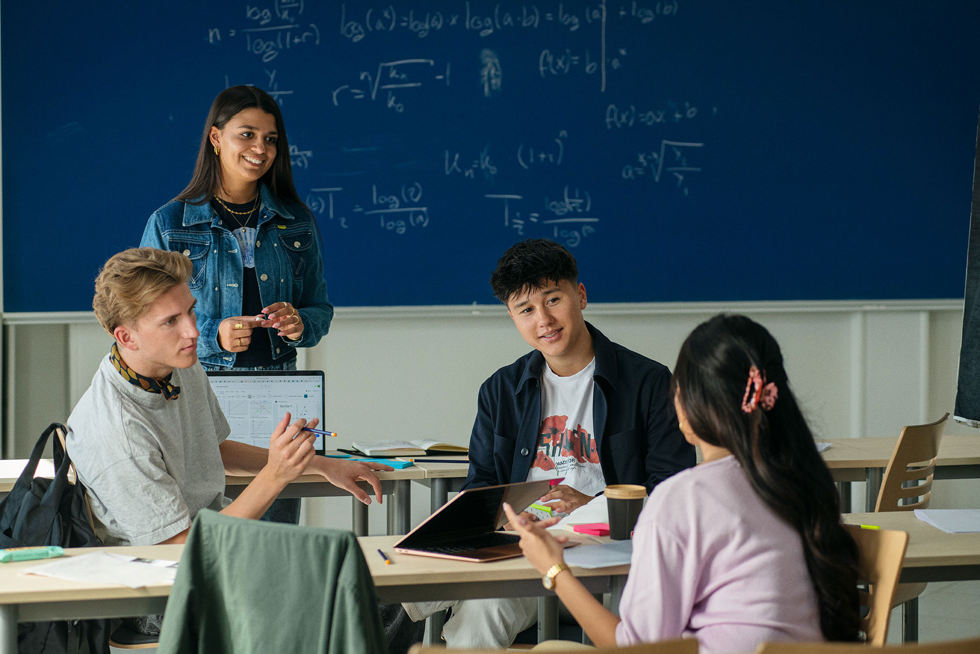 Elever fra Handelsgymnasiet JTP har en samtale i et klasselokale