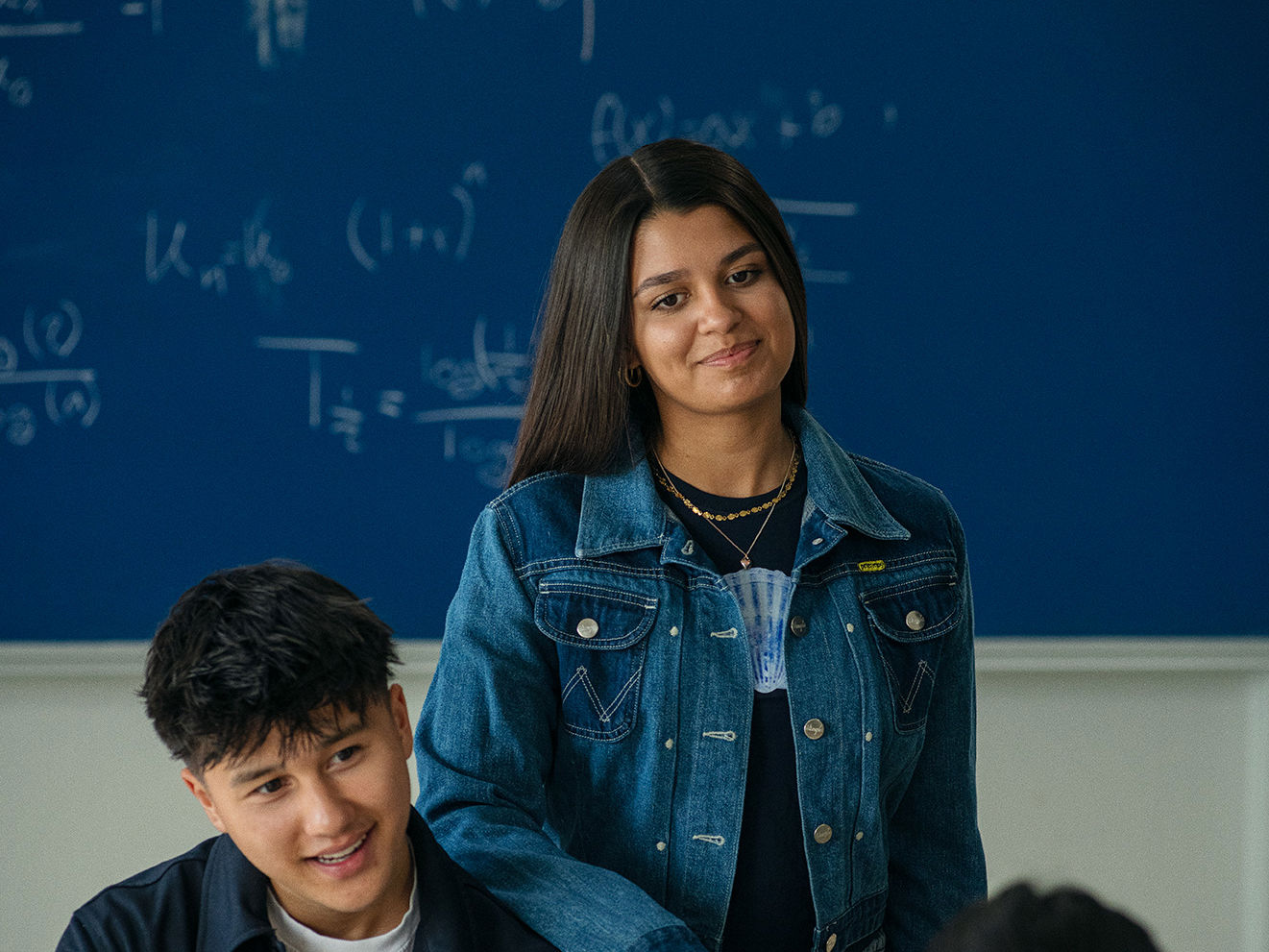 Elever fra Handelsgymnasiet JTP har en samtale i et klasselokale