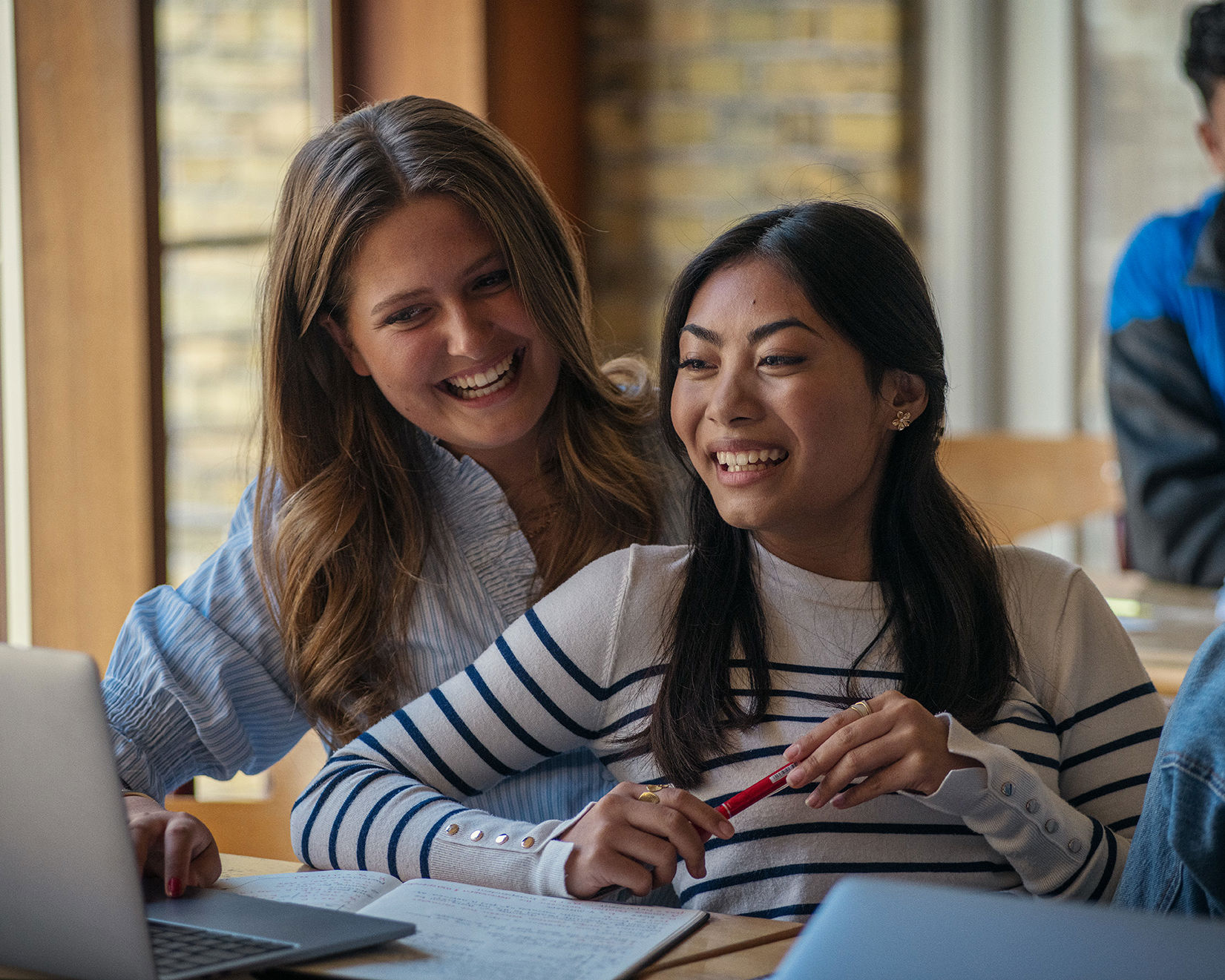 Elever fra Det Internationale Gymnasium har en samtale