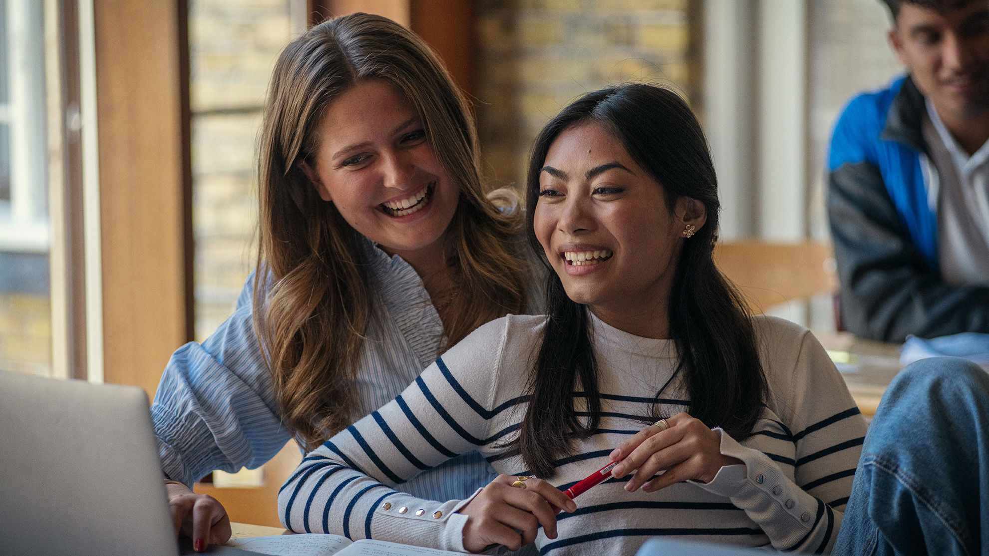 Elever fra Det Internationale Gymnasium har en samtale