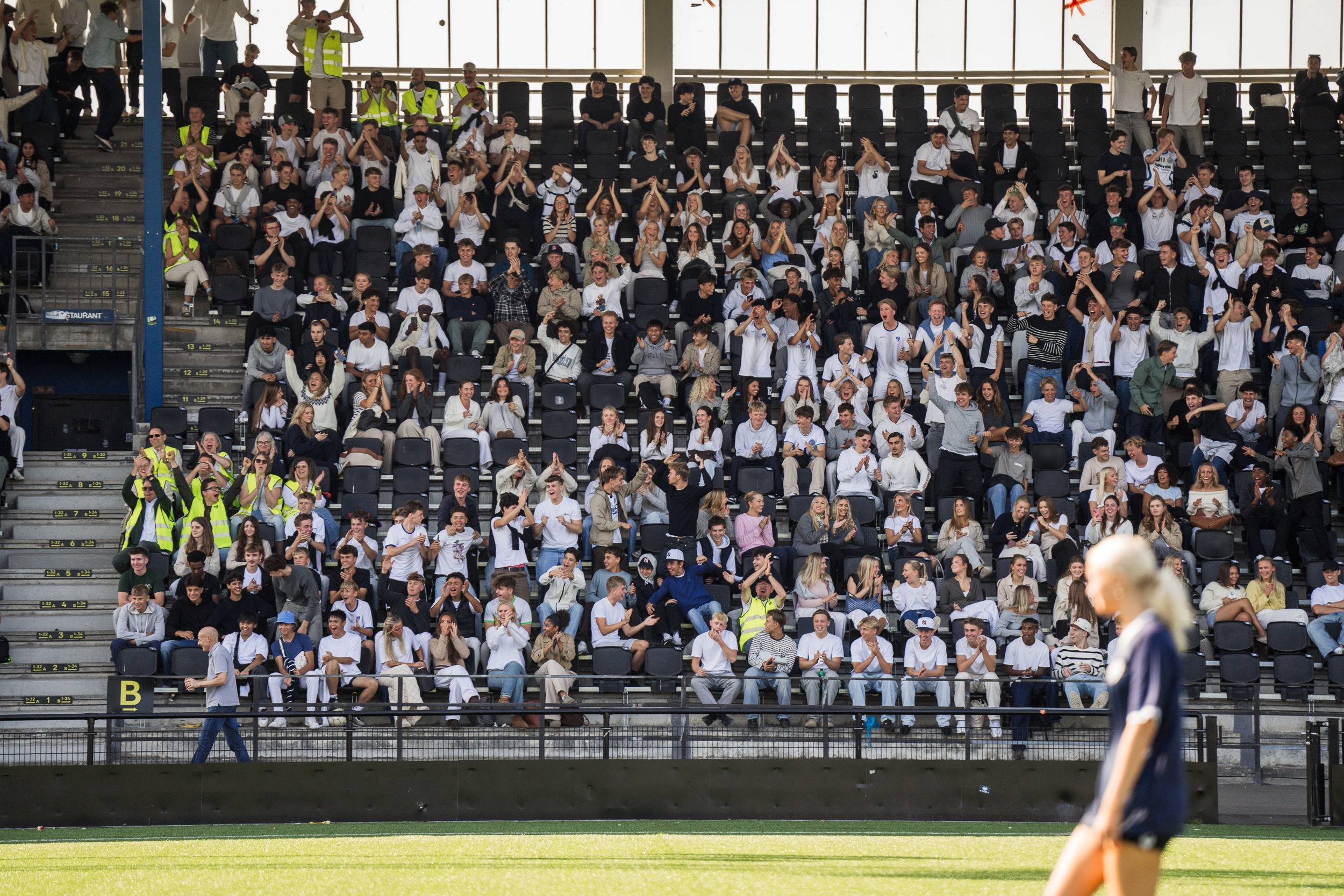 Elever og medarbejdere hepper fra tribunen til Niels Brock Cup