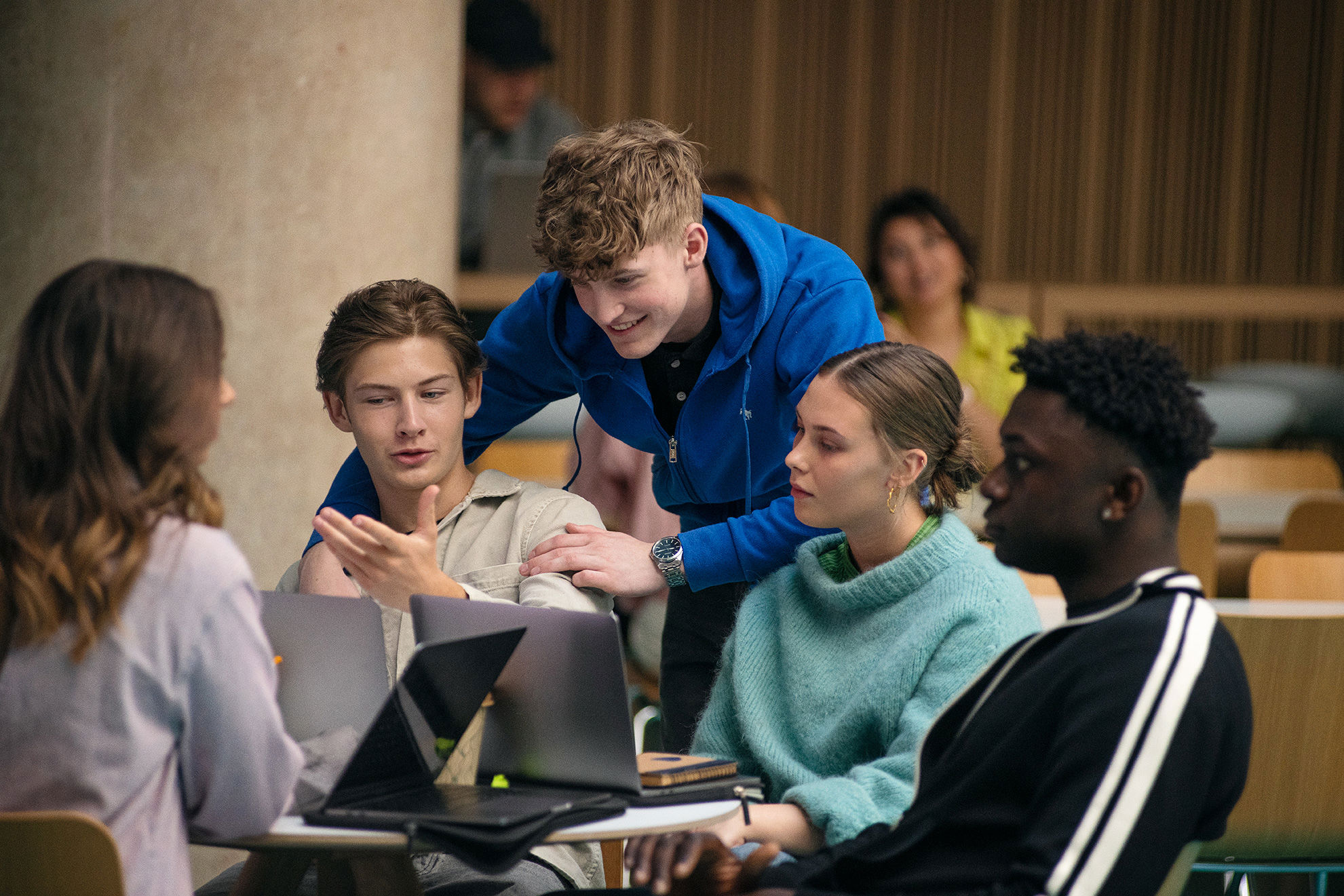 Elever fra EUX-Gymnasiet har en samtale