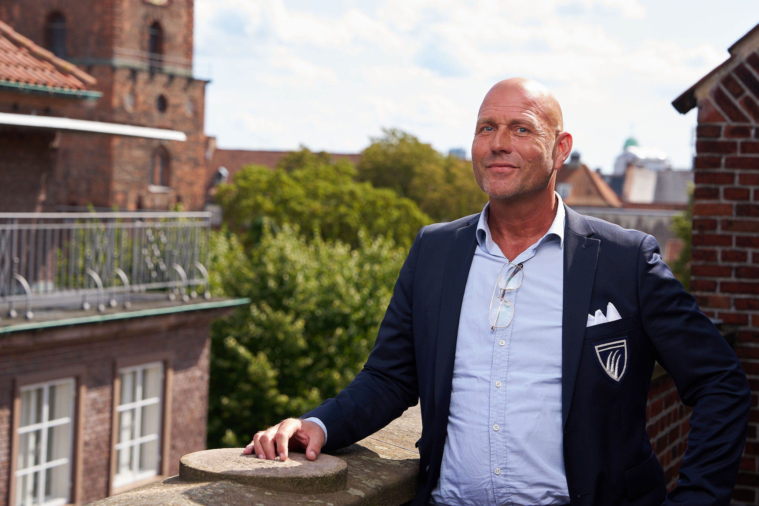 Portræt af rektor på Jesper Buchs Iværksætterakademi Mads Eriksen