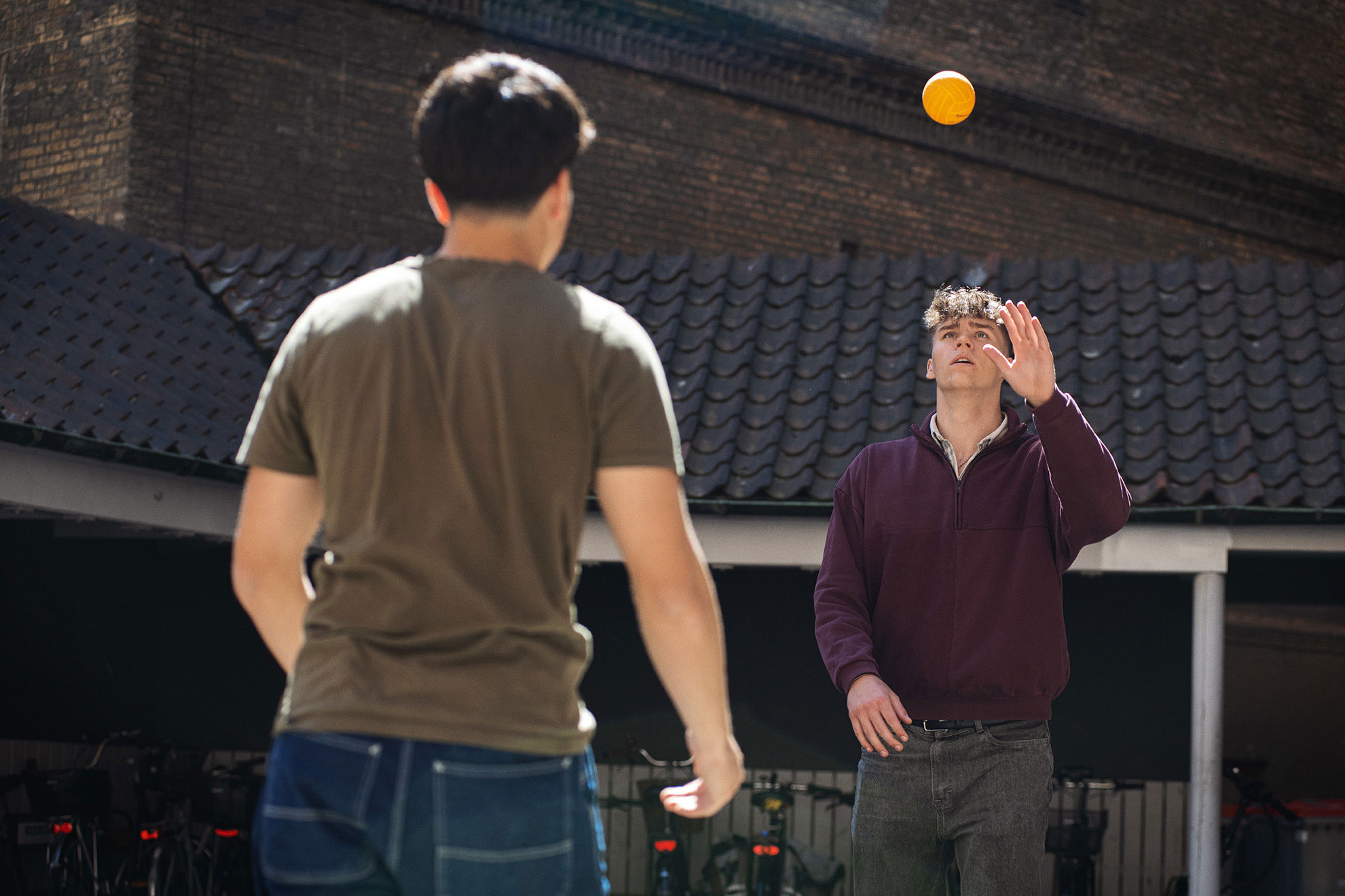 To elever fra Handelsgymnasiet NVG spiller spikeball i gården