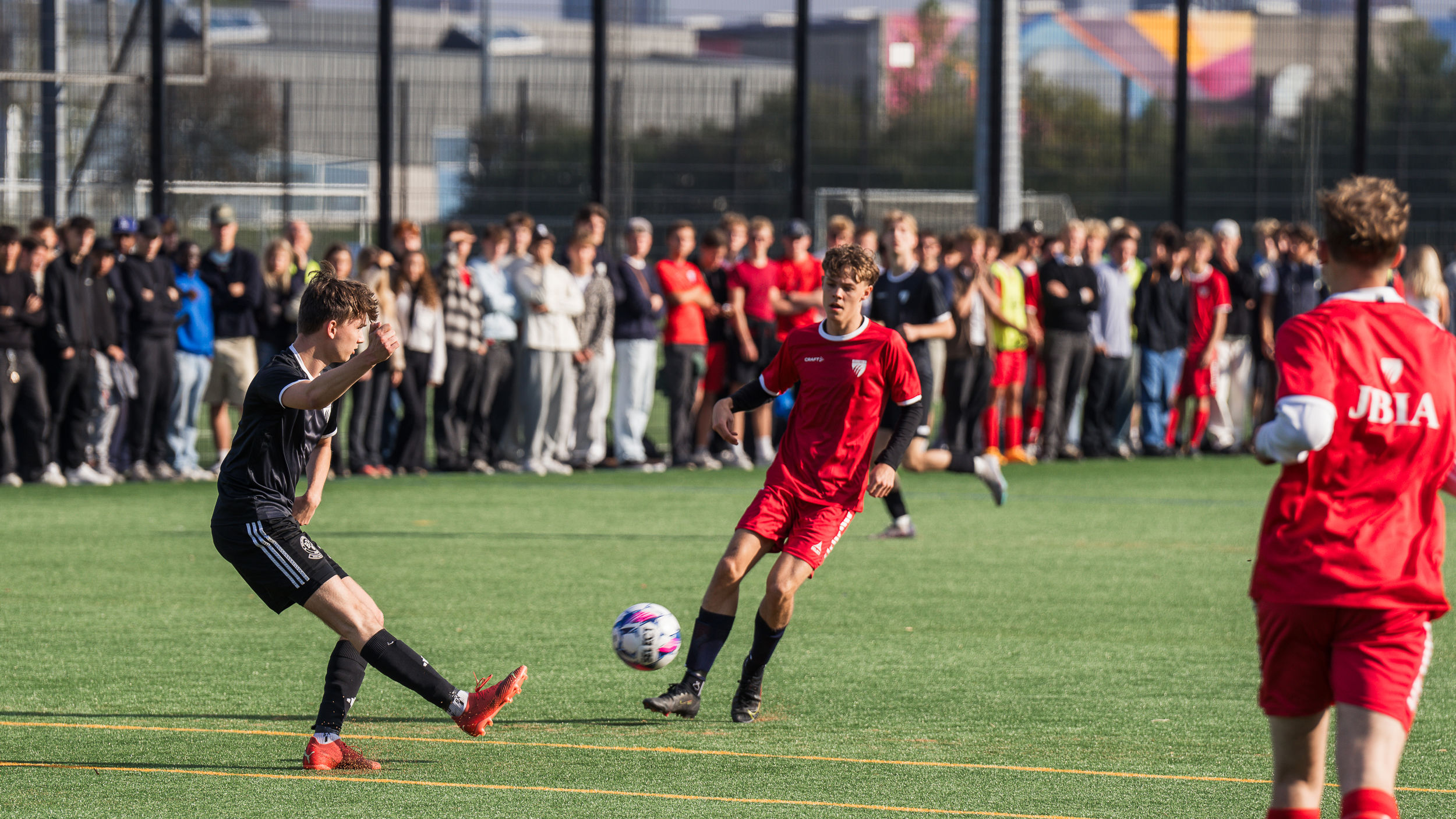 Elever spiller fodbold til Niels Brock Cup