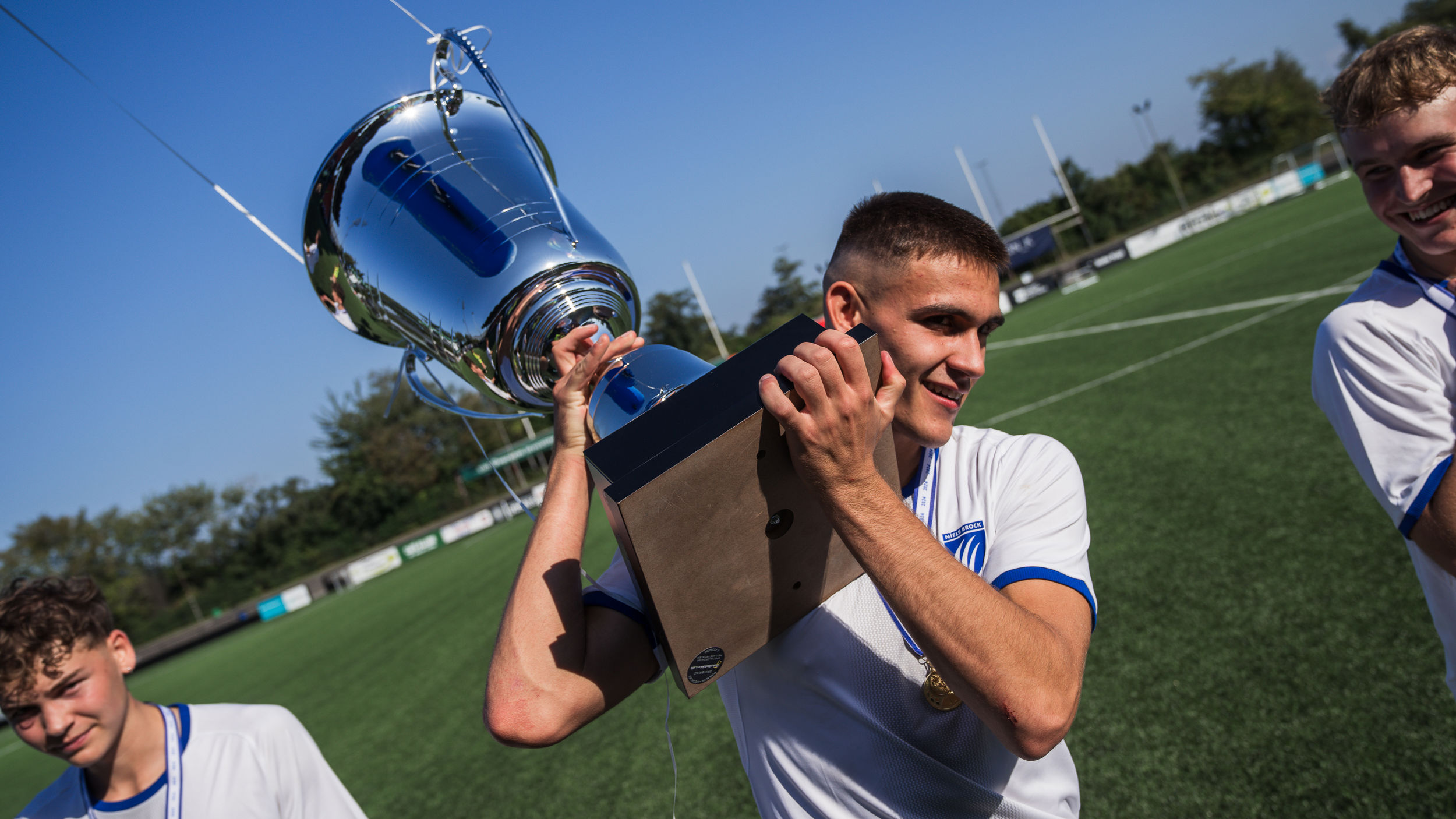 Elev står med Niels Brock Cup trofæet