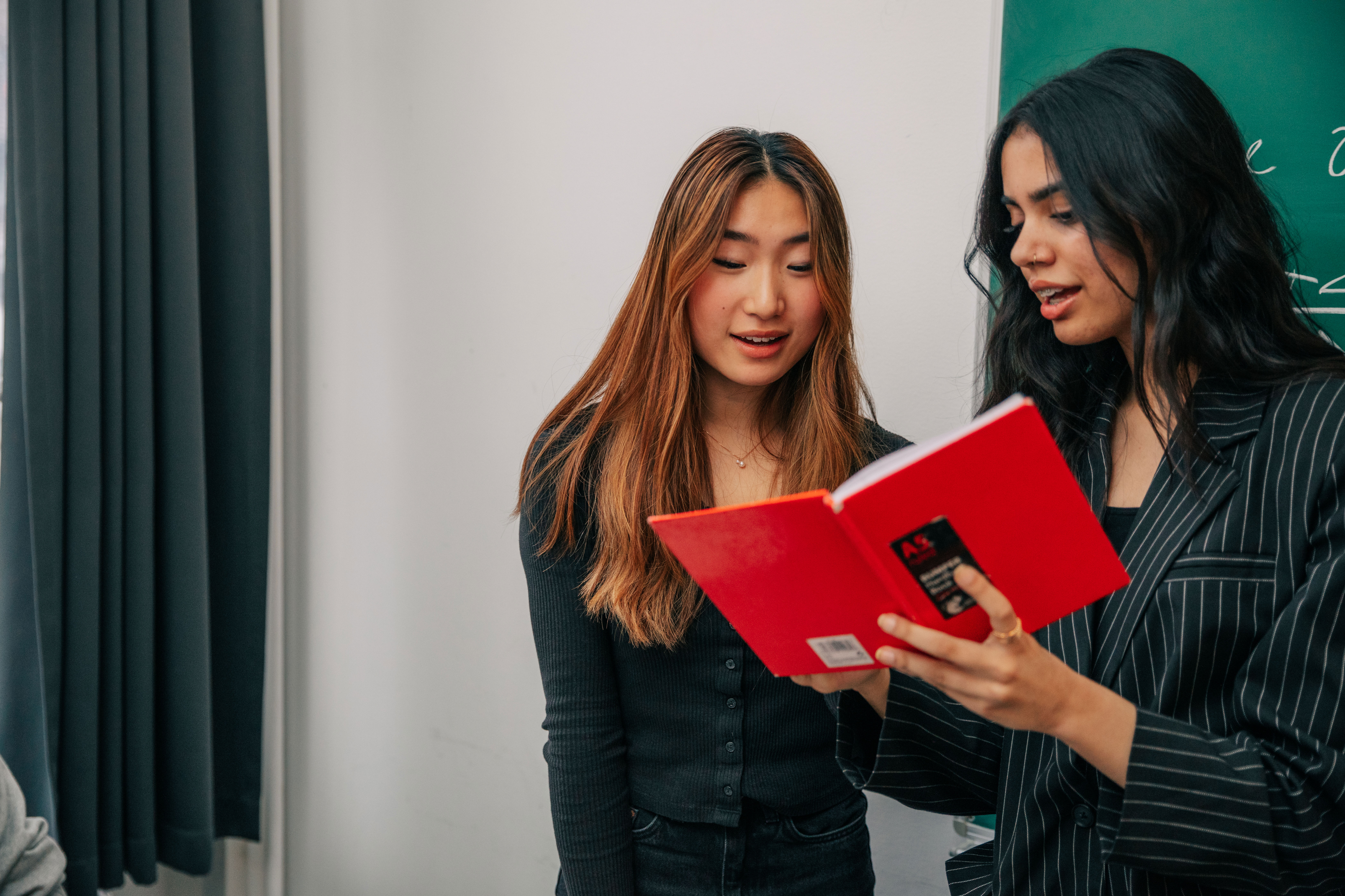 elever der læser en bog