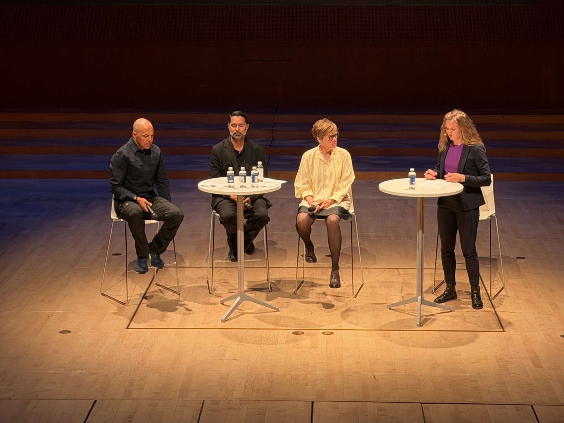 Chris MacDonald, Imran Rashid og Dorte Ågård i en paneldebat om læring, trivsel og dannelse