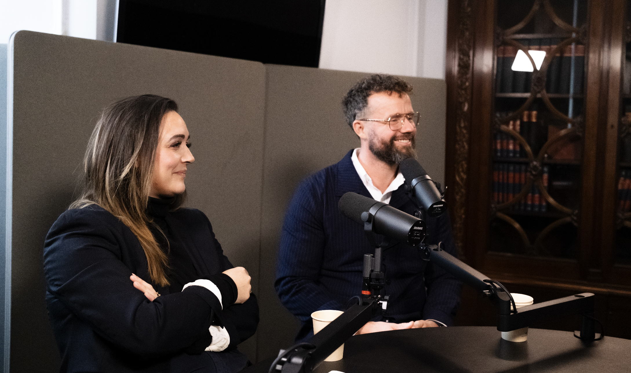 Medarbejdere igang med podcast