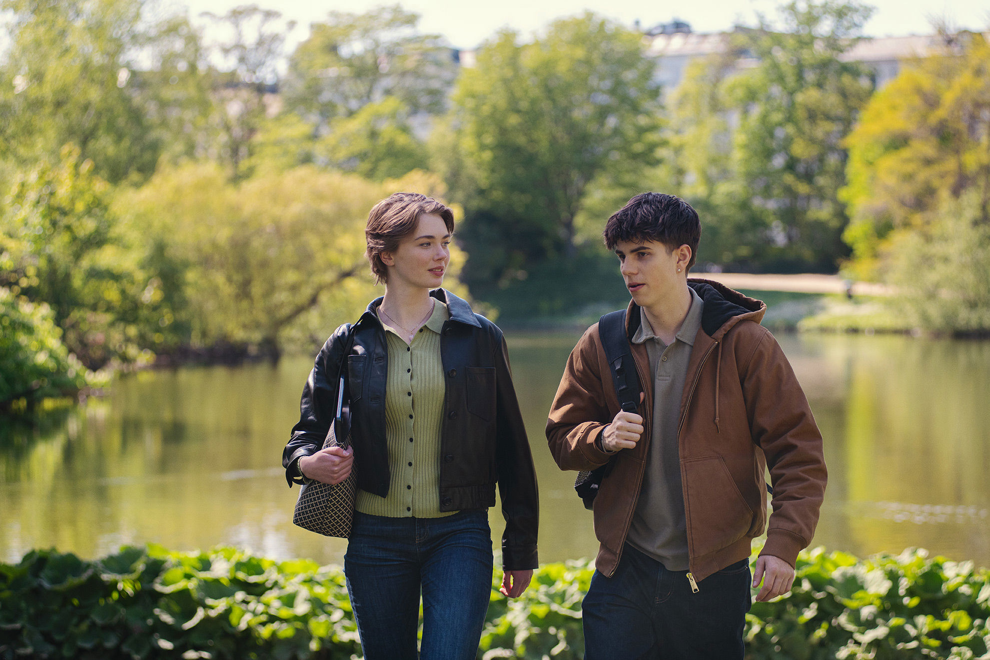 To elever fra Det Internationale Gymnasium har en samtale udenfor