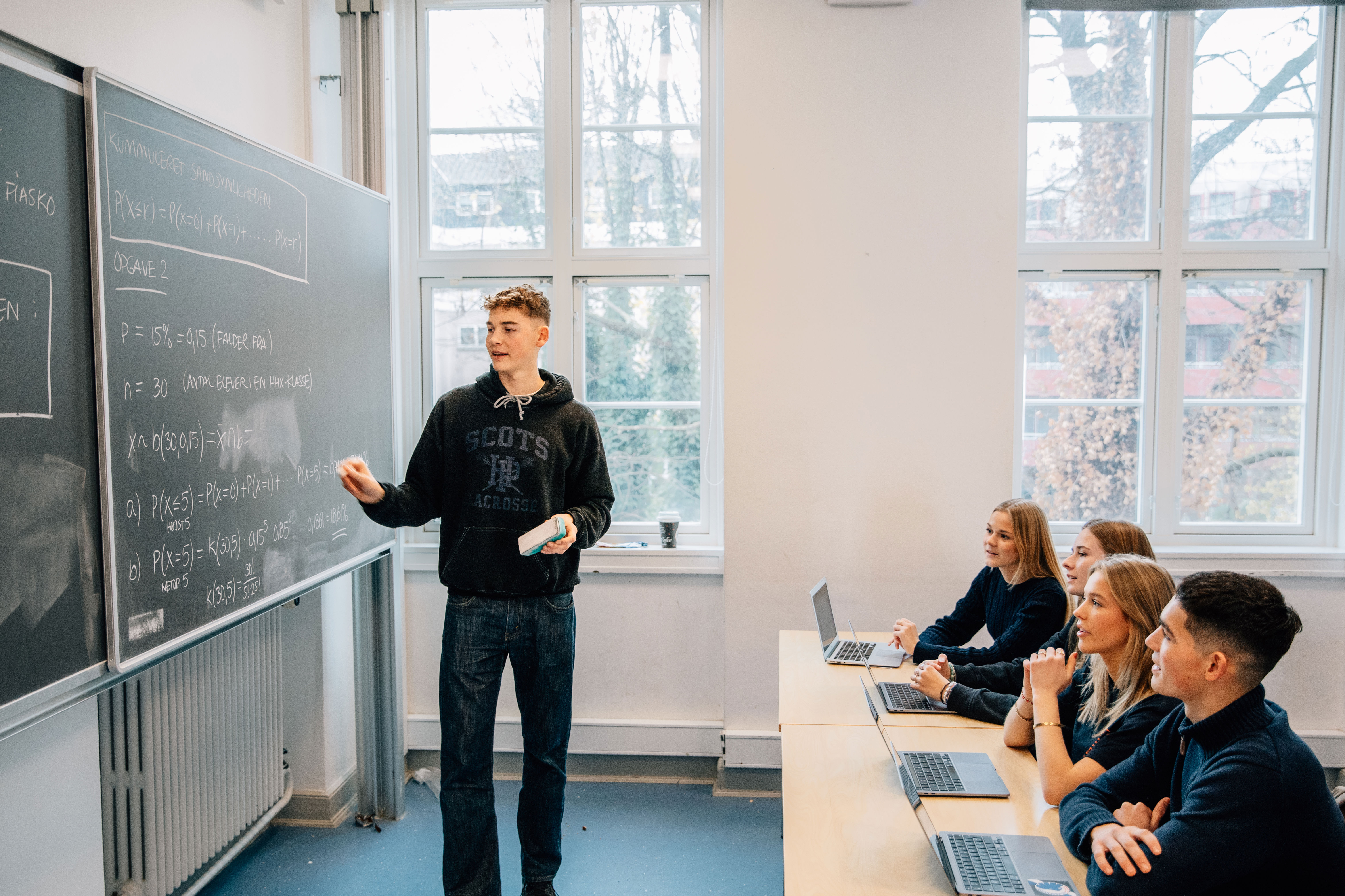 Elev der fremlægger foran andre elever