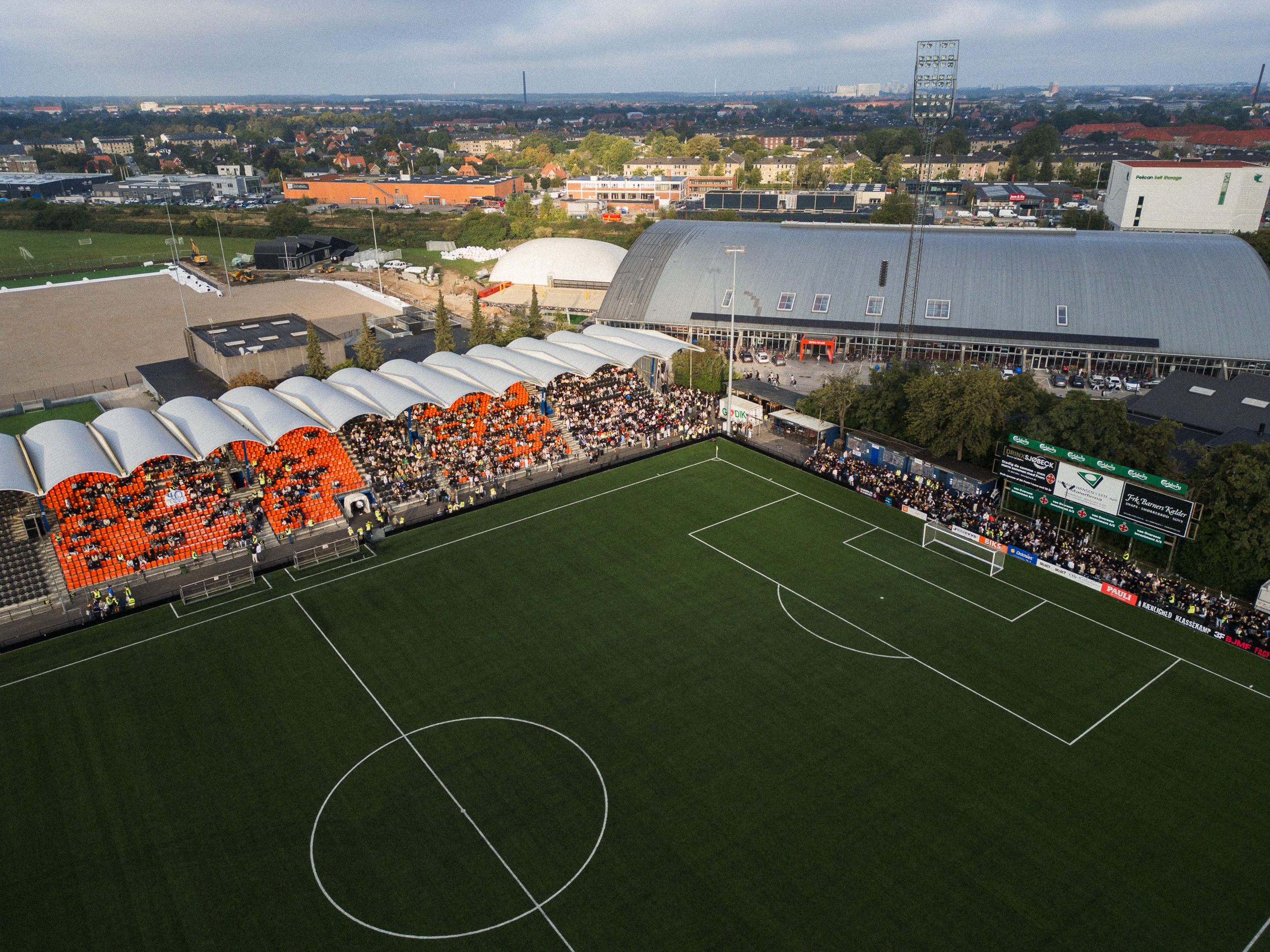 Elever på stadion til Niels Brock Cup