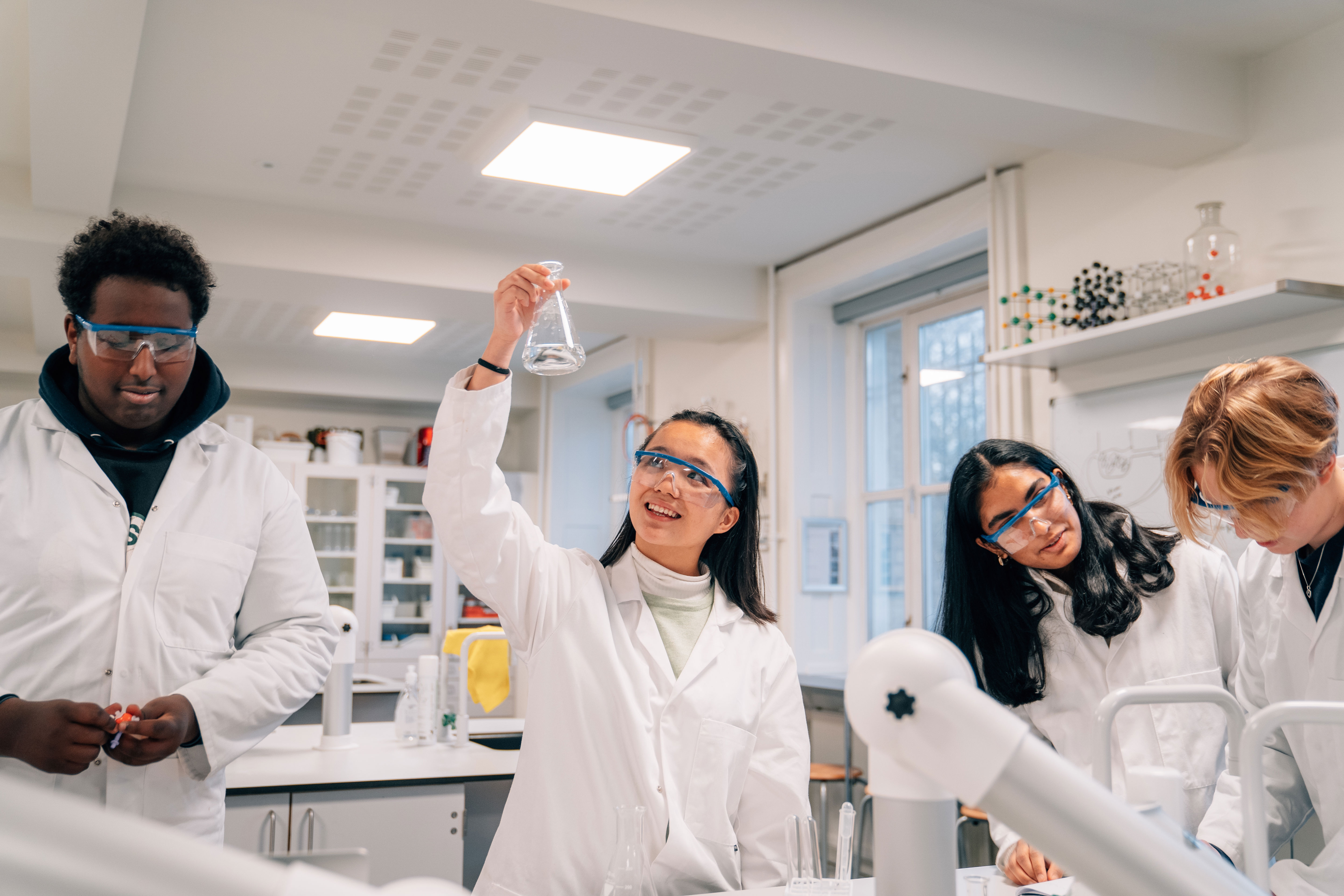 elever der laver eksperimenter i et laboratorium